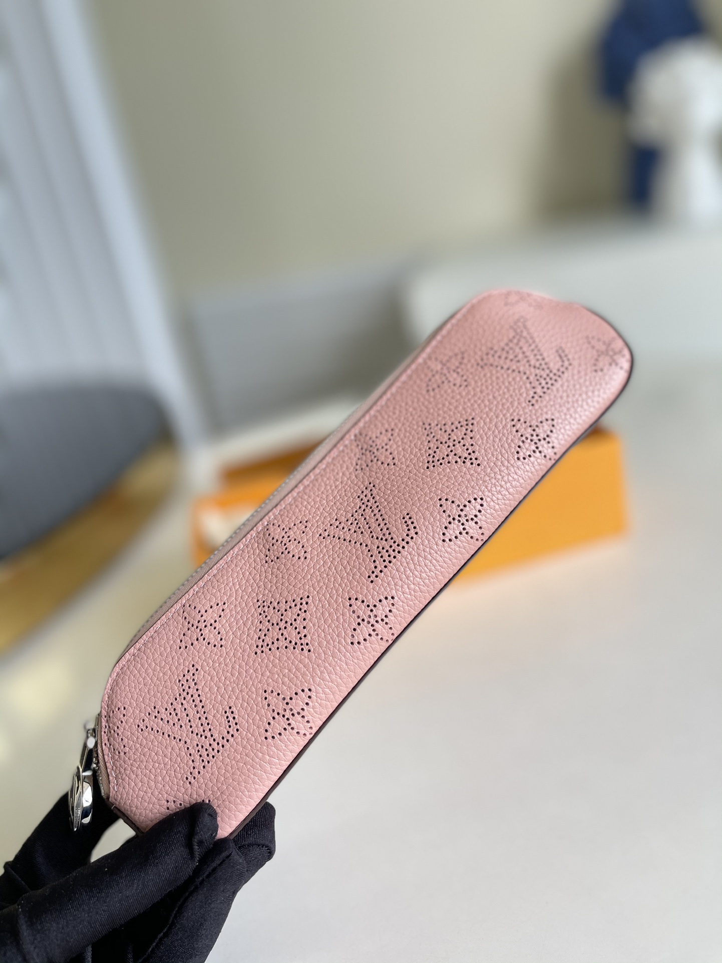 NO:396950,[Exclusive real photo G10397 light pink] Elisabeth pencil bag is made of soft floral leather, which is elegantly presented with delicate perforations and elegant Monogram pattern. Light magnolia powder reveals a gentle atmosphere, making office stationery or handbag accessories more texture. Size 21.0 x 6.0 x 5.0 cm c.,LV [original leather],louis vuitton19860909【独家实拍G10397浅粉】Elisabeth 笔袋取材柔软镂花皮革,以细腻穿孔优雅呈现 Monogram 图案.清淡木兰粉流露温婉气息,令办公室文具或手袋配饰更添质感.尺寸21.0 x 6.0 x 5.0 cm c.,LV【原厂皮】,louis vuitton,Bag