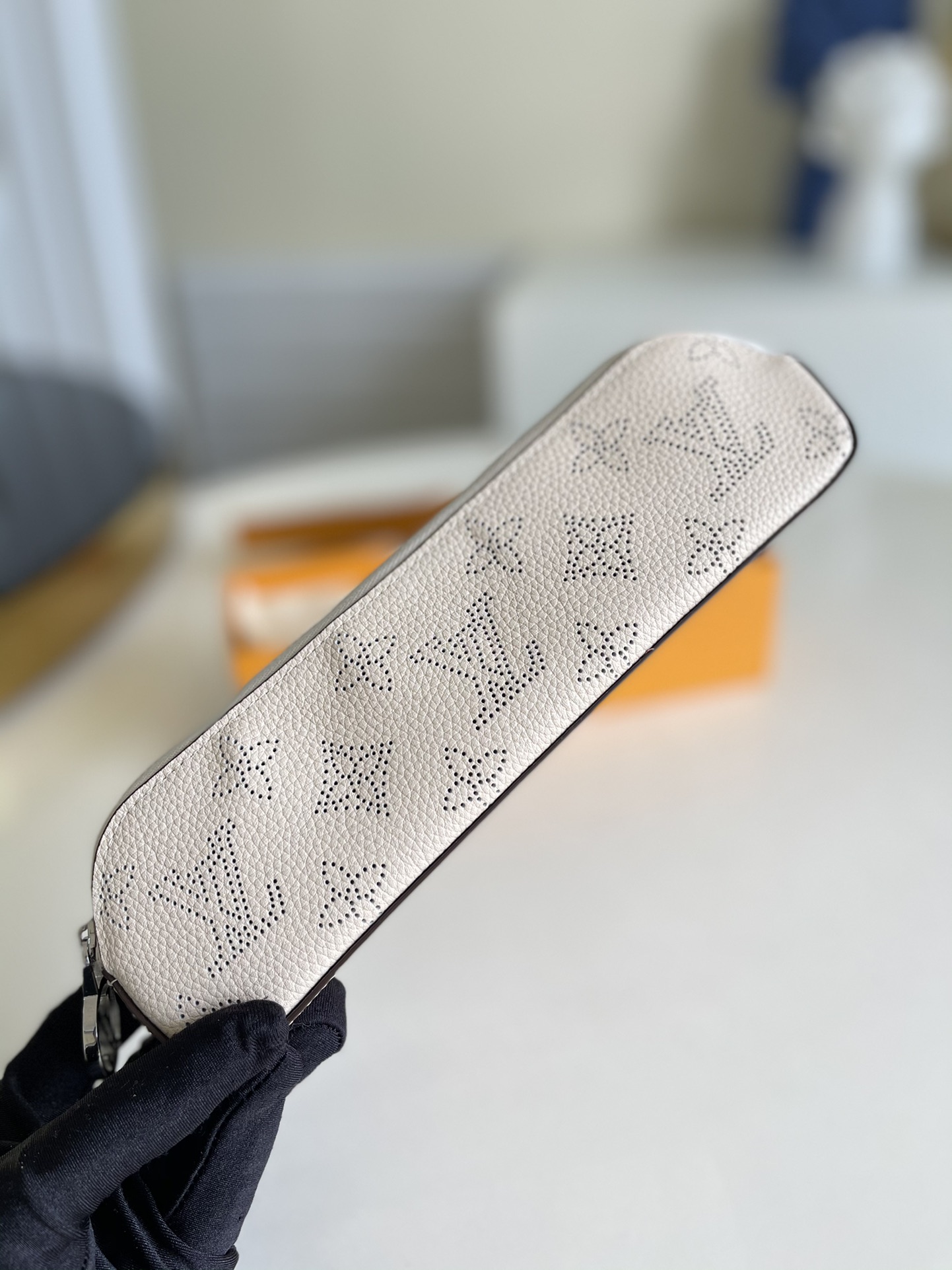 NO:396953,[Exclusive real photo G10397 beige] Elisabeth pencil bag is made of soft floral leather, which is elegantly presented with delicate perforations and elegant Monogram pattern. Light magnolia powder reveals a gentle atmosphere, making office stationery or handbag accessories more texture. Size 21.0 x 6.0 x 5.0 cm c.,LV [original leather],louis vuitton19860909【独家实拍G10397米黄】Elisabeth 笔袋取材柔软镂花皮革,以细腻穿孔优雅呈现 Monogram 图案.清淡木兰粉流露温婉气息,令办公室文具或手袋配饰更添质感.尺寸21.0 x 6.0 x 5.0 cm c.,LV【原厂皮】,louis vuitton,Bag