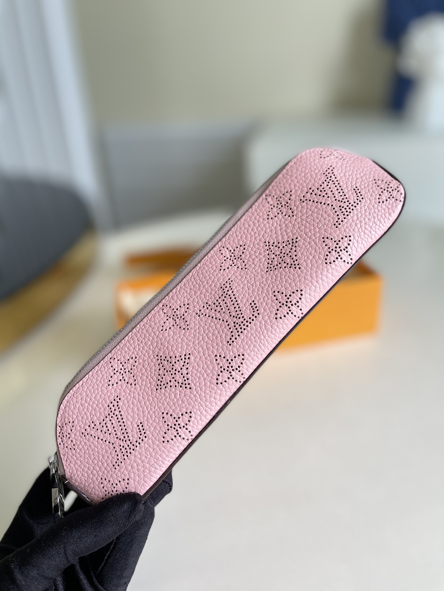 NO:396956,[Exclusive real photo G10397 pink] Elisabeth pencil bag is made of soft floral leather, which is elegantly presented with delicate perforations and elegant Monogram pattern. Light magnolia powder reveals a gentle atmosphere, making office stationery or handbag accessories more texture. Size 21.0 x 6.0 x 5.0 cm c.,LV [original leather],louis vuitton19860909【独家实拍G10397粉色】Elisabeth 笔袋取材柔软镂花皮革,以细腻穿孔优雅呈现 Monogram 图案.清淡木兰粉流露温婉气息,令办公室文具或手袋配饰更添质感.尺寸21.0 x 6.0 x 5.0 cm c.,LV【原厂皮】,louis vuitton,Bag