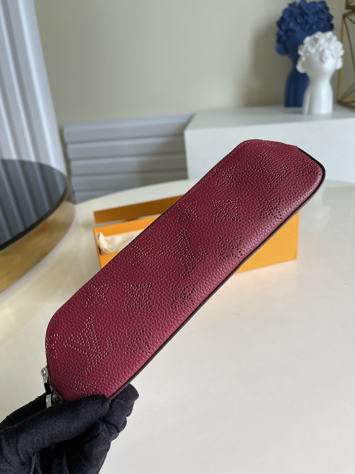 NO:396959,[Exclusive real photo G10397 purple red] Elisabeth pencil bag is made of soft floral leather, which is elegantly presented with delicate perforations and elegant Monogram pattern. Light magnolia powder reveals a gentle atmosphere, making office stationery or handbag accessories more texture. Size 21.0 x 6.0 x 5.0 cm c.,LV [original leather],louis vuitton19860909【独家实拍G10397紫红】Elisabeth 笔袋取材柔软镂花皮革,以细腻穿孔优雅呈现 Monogram 图案.清淡木兰粉流露温婉气息,令办公室文具或手袋配饰更添质感.尺寸21.0 x 6.0 x 5.0 cm c.,LV【原厂皮】,louis vuitton,Bag