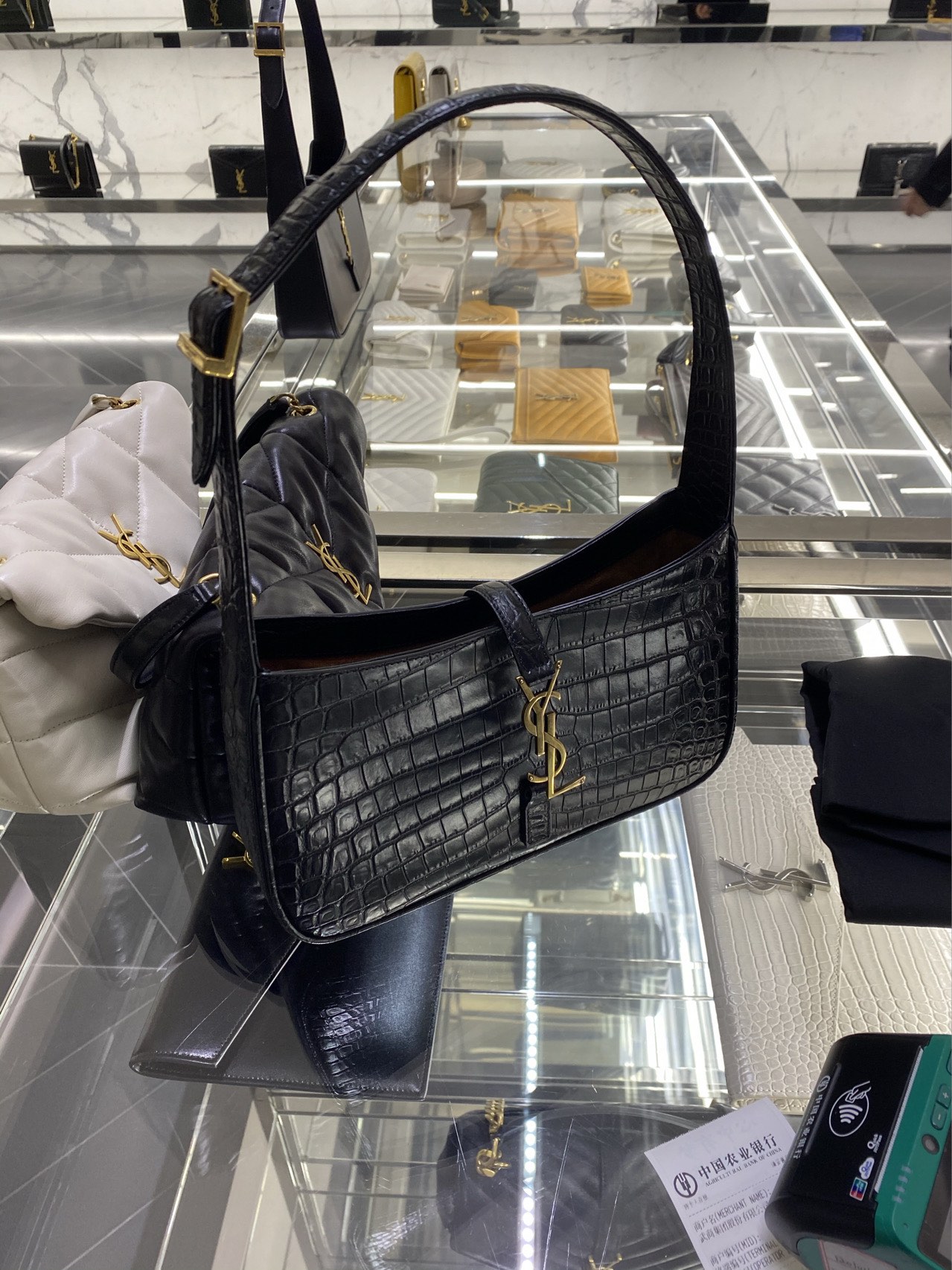 Saint laurent Ysl LE 5 À 7 鳄鱼纹腋下包 657228黑色