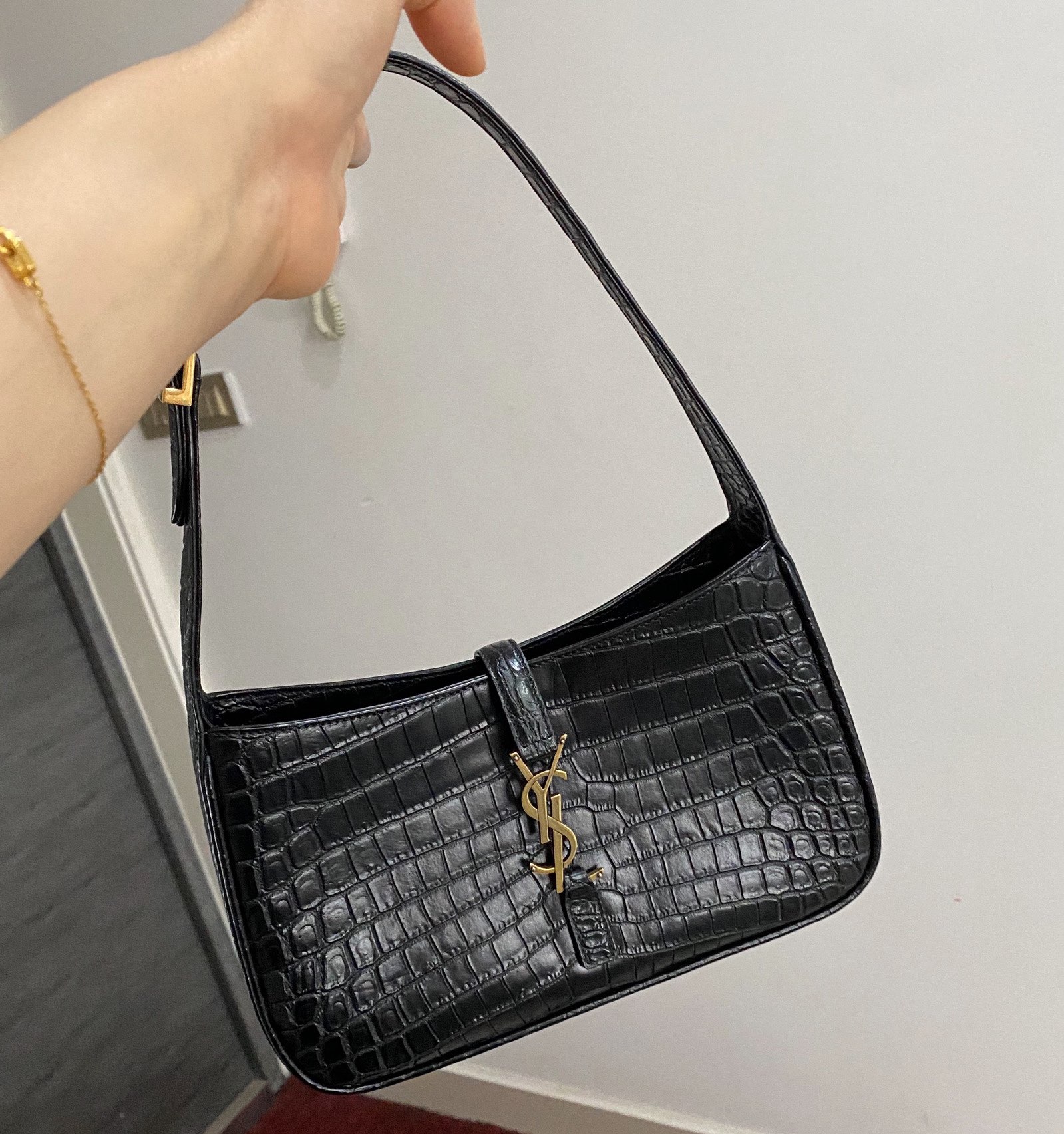 Saint laurent Ysl LE 5 À 7 鳄鱼纹腋下包 657228黑色