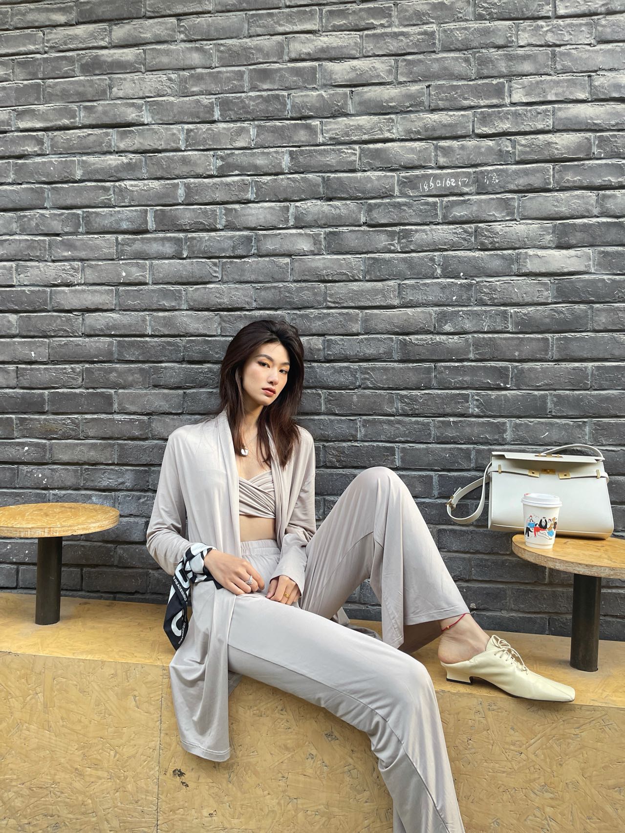 Ysl 𝑴𝒂𝒏𝒉𝒂𝒕𝒕𝒂𝒏 29CM曼哈顿法棍包 579271白色牙签纹金扣