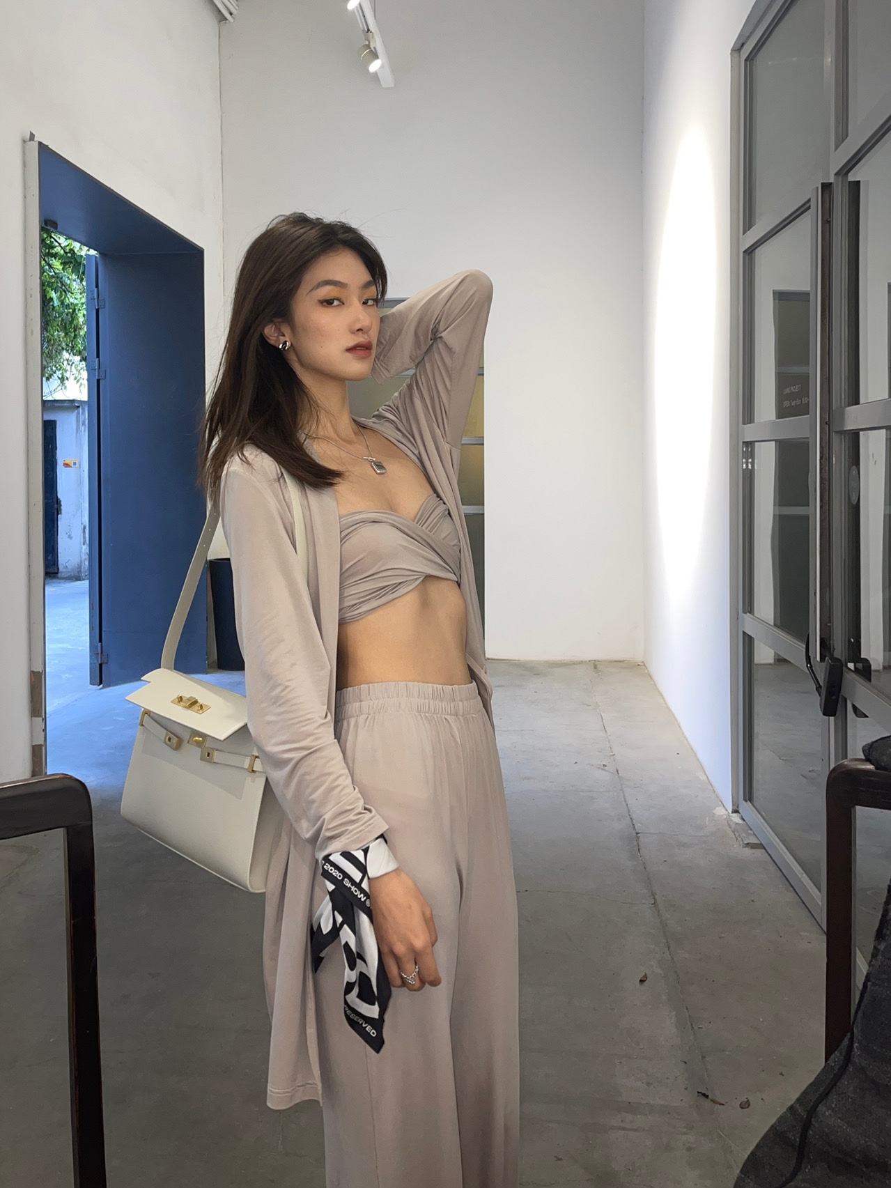 Ysl 𝑴𝒂𝒏𝒉𝒂𝒕𝒕𝒂𝒏 29CM曼哈顿法棍包 579271白色牙签纹金扣