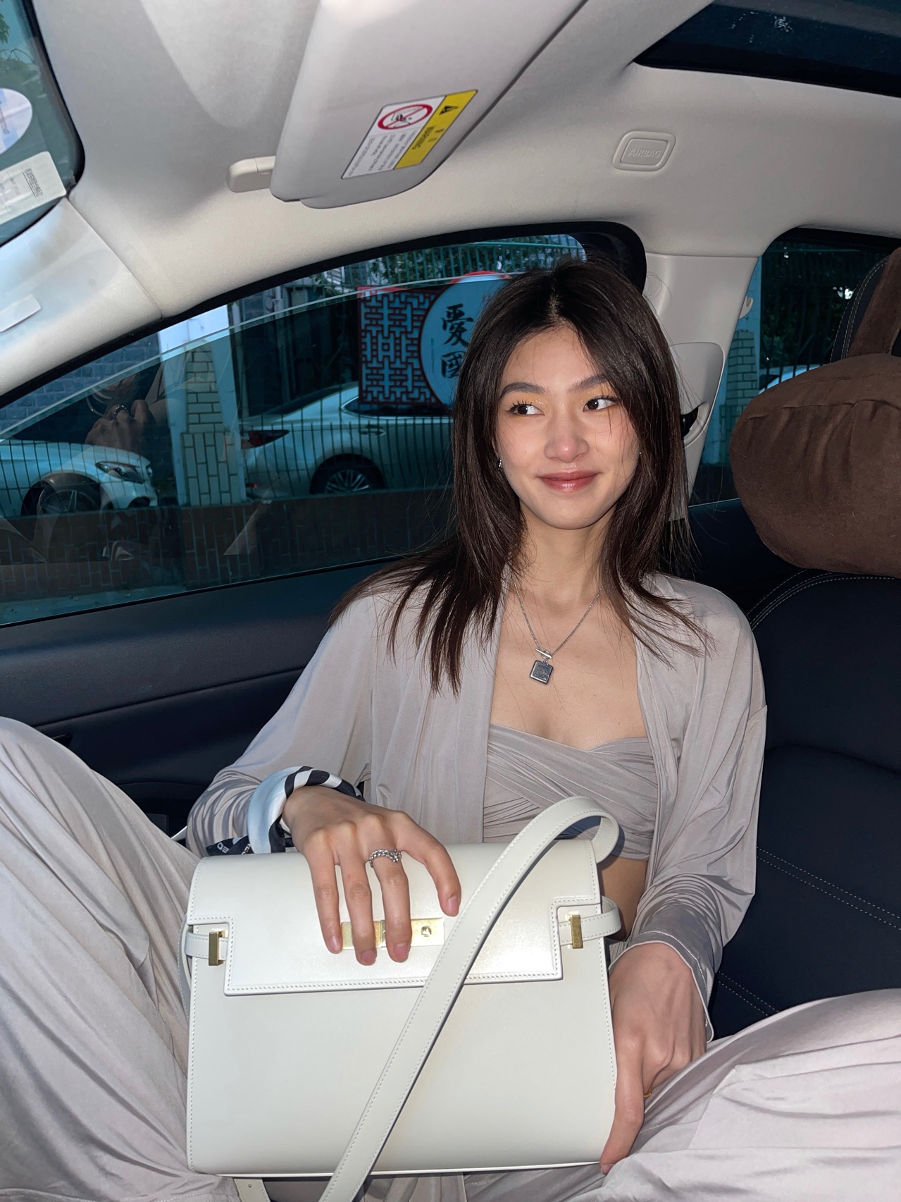 Ysl 𝑴𝒂𝒏𝒉𝒂𝒕𝒕𝒂𝒏 29CM曼哈顿法棍包 579271白色牙签纹金扣