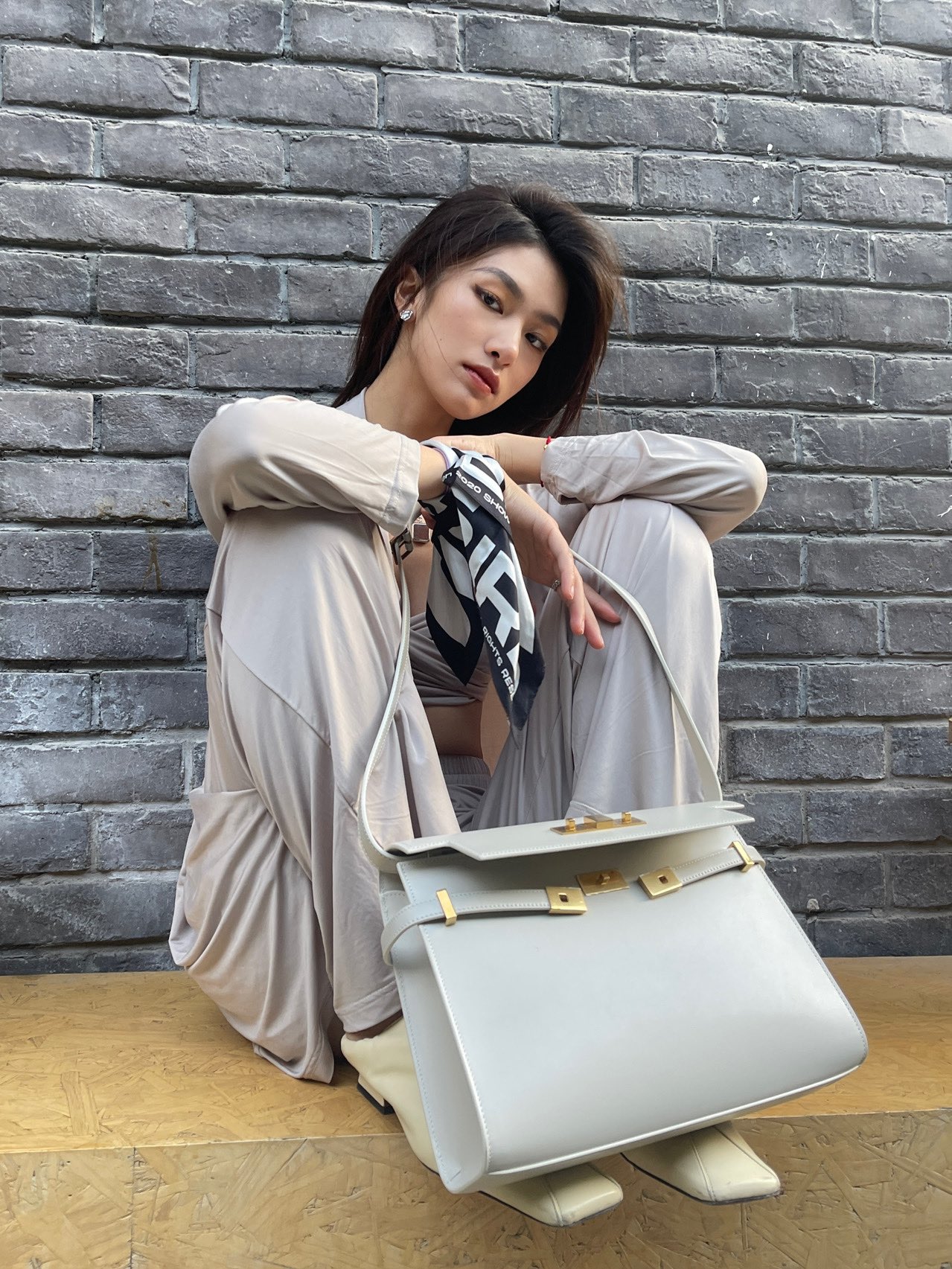 Ysl 𝑴𝒂𝒏𝒉𝒂𝒕𝒕𝒂𝒏 29CM曼哈顿法棍包 579271白色牙签纹金扣