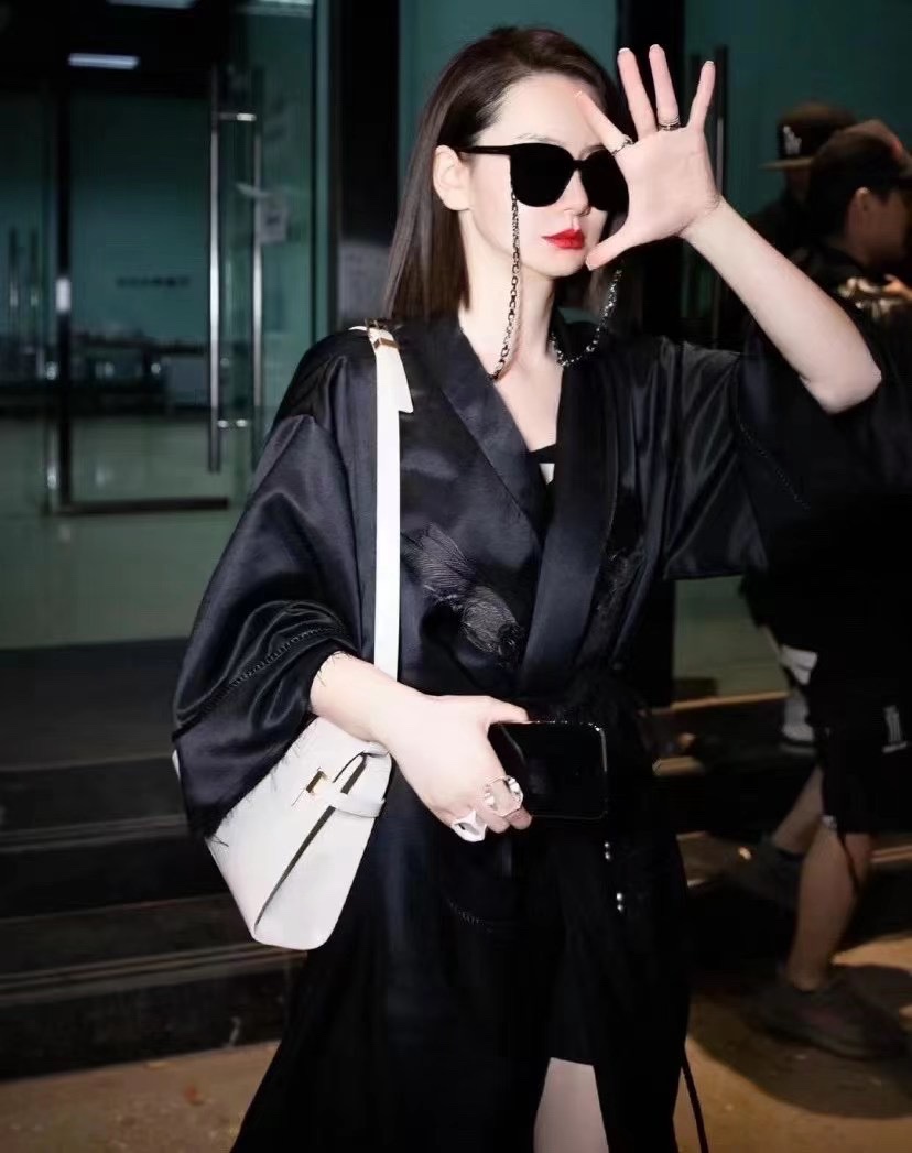 Ysl 𝑴𝒂𝒏𝒉𝒂𝒕𝒕𝒂𝒏 29CM曼哈顿法棍包 579271白色牙签纹金扣