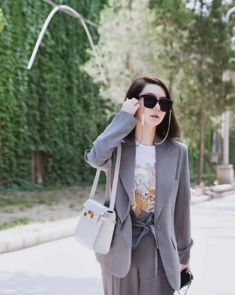 Ysl 𝑴𝒂𝒏𝒉𝒂𝒕𝒕𝒂𝒏 29CM曼哈顿法棍包 579271白色牙签纹金扣