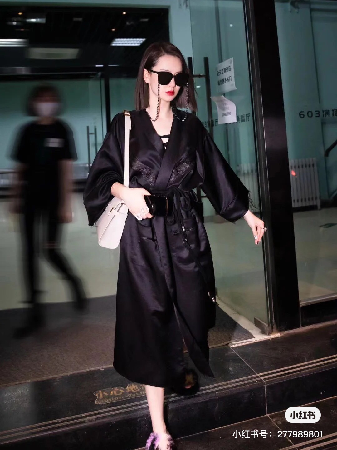 Ysl 𝑴𝒂𝒏𝒉𝒂𝒕𝒕𝒂𝒏 29CM曼哈顿法棍包 579271白色牙签纹金扣