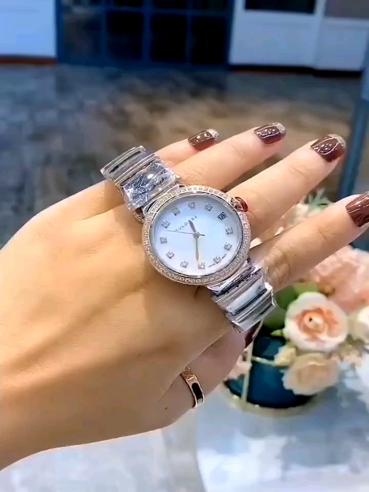 Bvlgari 宝格丽 今年最新款 精钢表带不掉色…表带 有特点 进口机芯…微镶钻表盘…⬇ 气质白