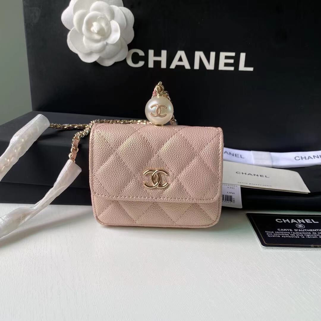 Chanel 珍珠零链条小包、本年度必入款 最新珠光小球纹牛皮料、造型十足、为尺寸不大