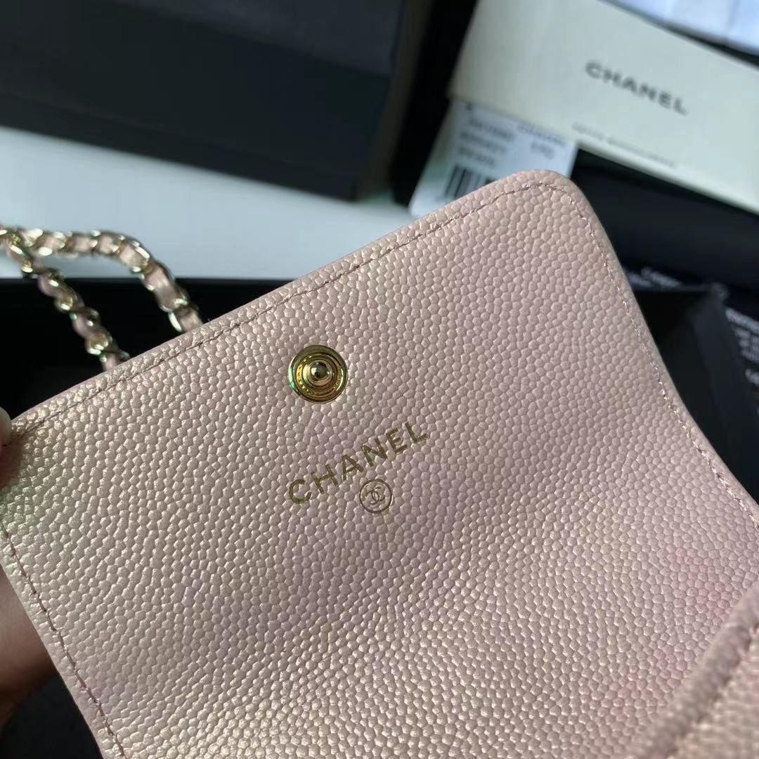 Chanel 珍珠零链条小包、本年度必入款 最新珠光小球纹牛皮料、造型十足、为尺寸不大