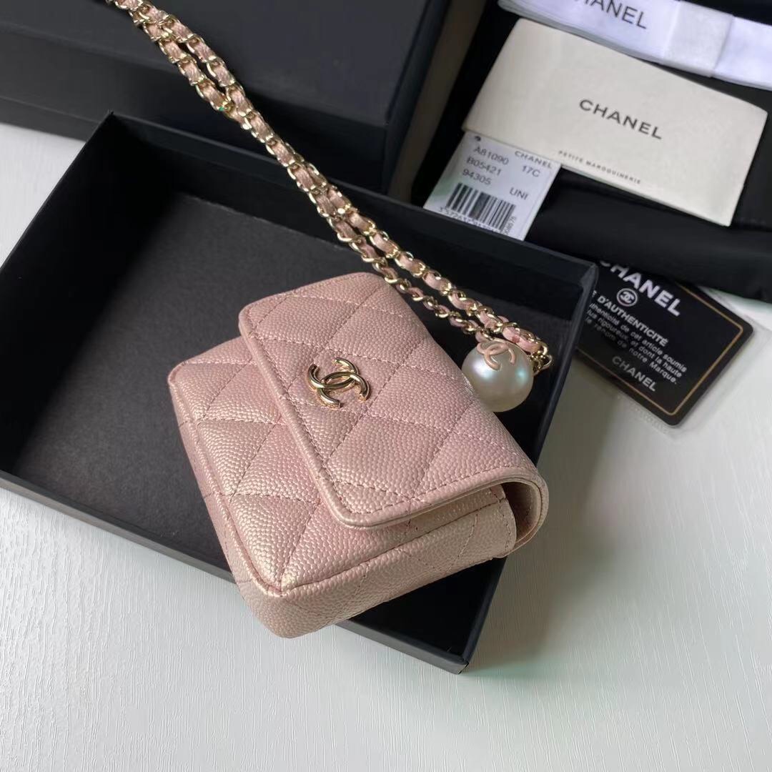 Chanel 珍珠零链条小包、本年度必入款 最新珠光小球纹牛皮料、造型十足、为尺寸不大