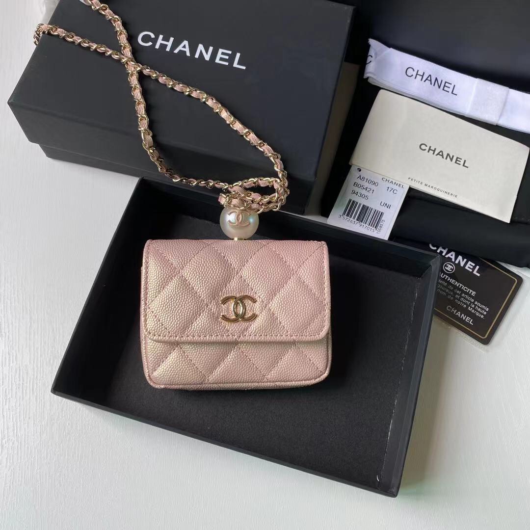 Chanel 珍珠零链条小包、本年度必入款 最新珠光小球纹牛皮料、造型十足、为尺寸不大