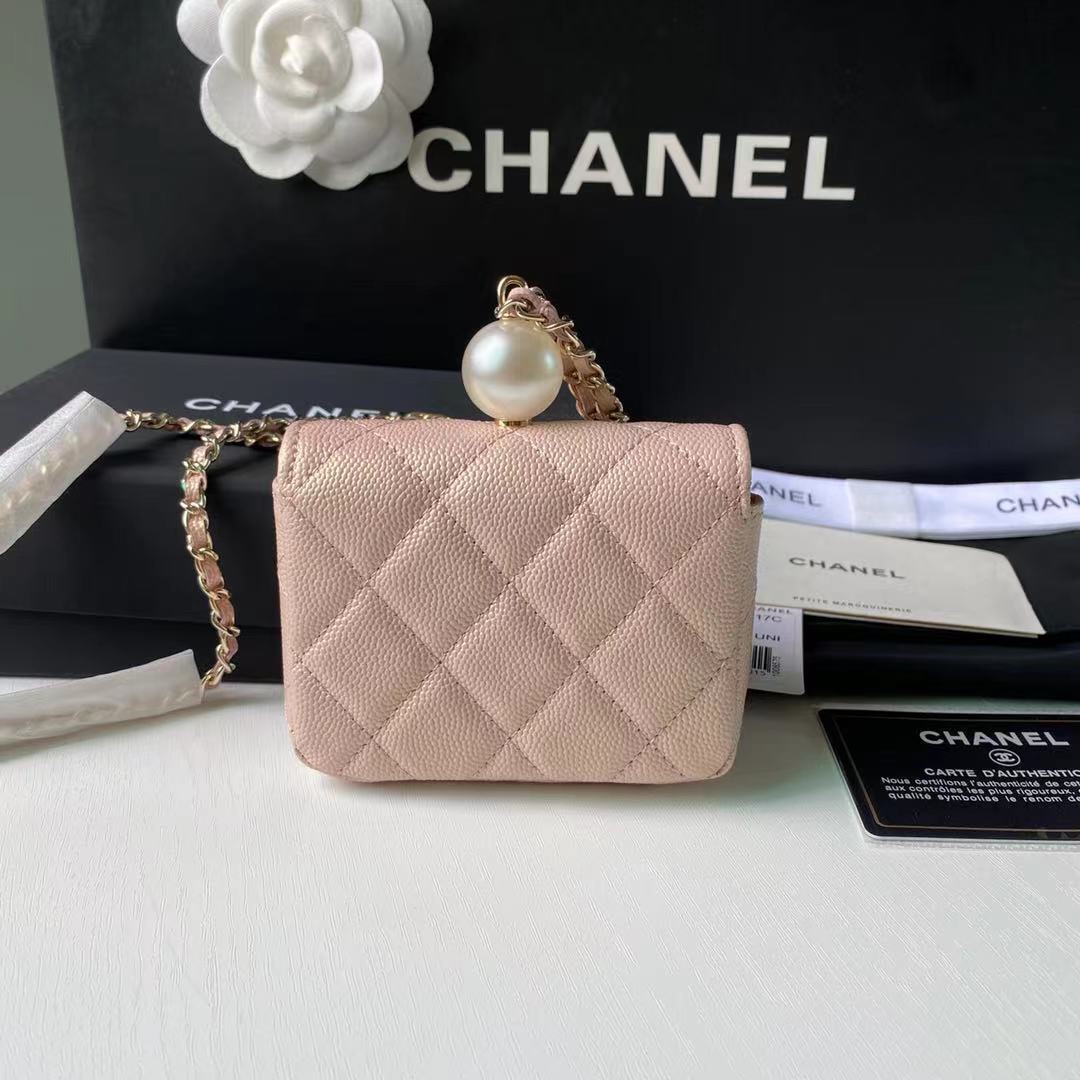 Chanel 珍珠零链条小包、本年度必入款 最新珠光小球纹牛皮料、造型十足、为尺寸不大
