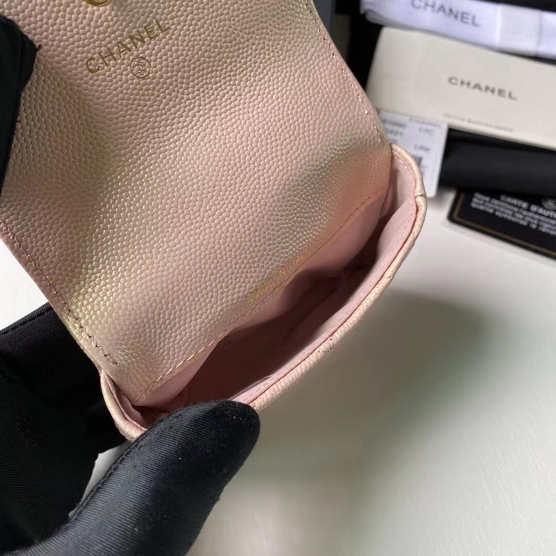 Chanel 珍珠零链条小包、本年度必入款 最新珠光小球纹牛皮料、造型十足、为尺寸不大