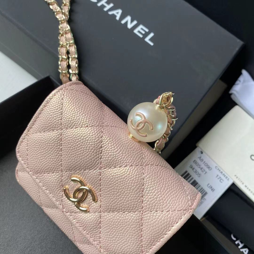 Chanel 珍珠零链条小包、本年度必入款 最新珠光小球纹牛皮料、造型十足、为尺寸不大