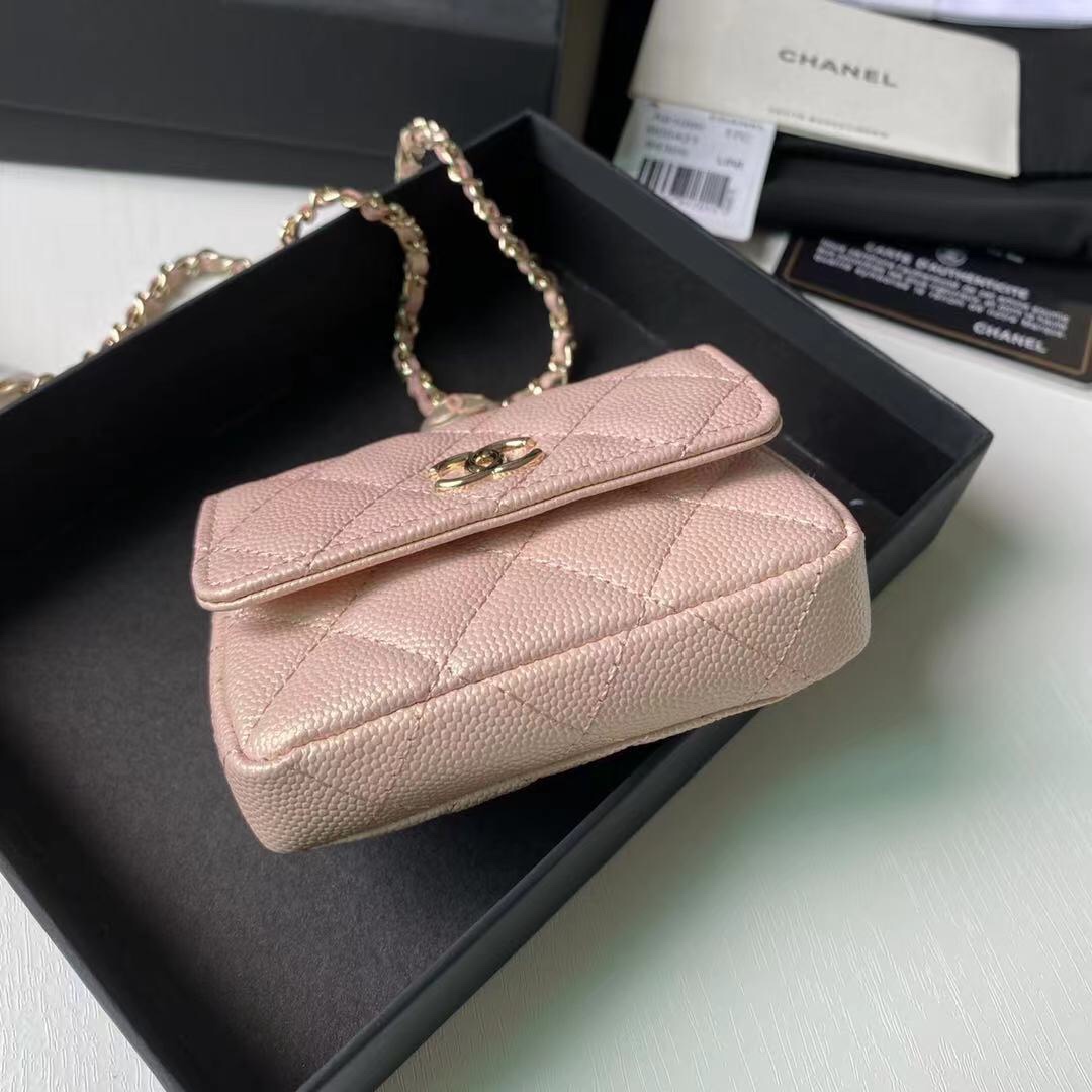 Chanel 珍珠零链条小包、本年度必入款 最新珠光小球纹牛皮料、造型十足、为尺寸不大