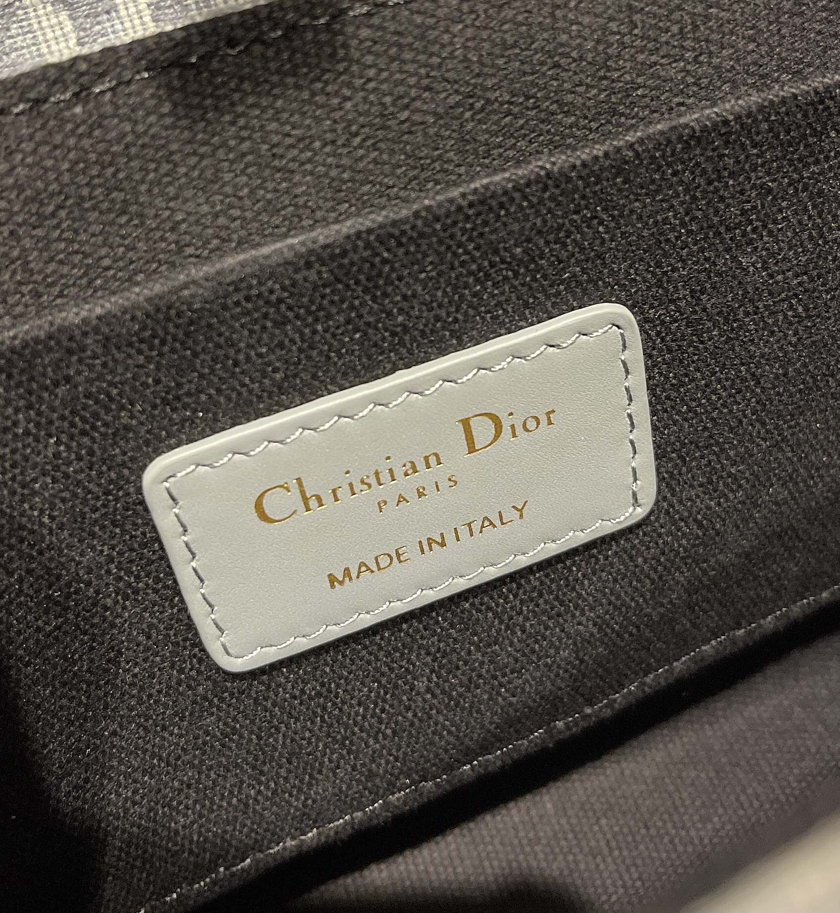 迪奥Dior盒子包30Montaigne蒙田包于蒙田大道30号的经典存在是一个地址一个品牌一个精品的历史