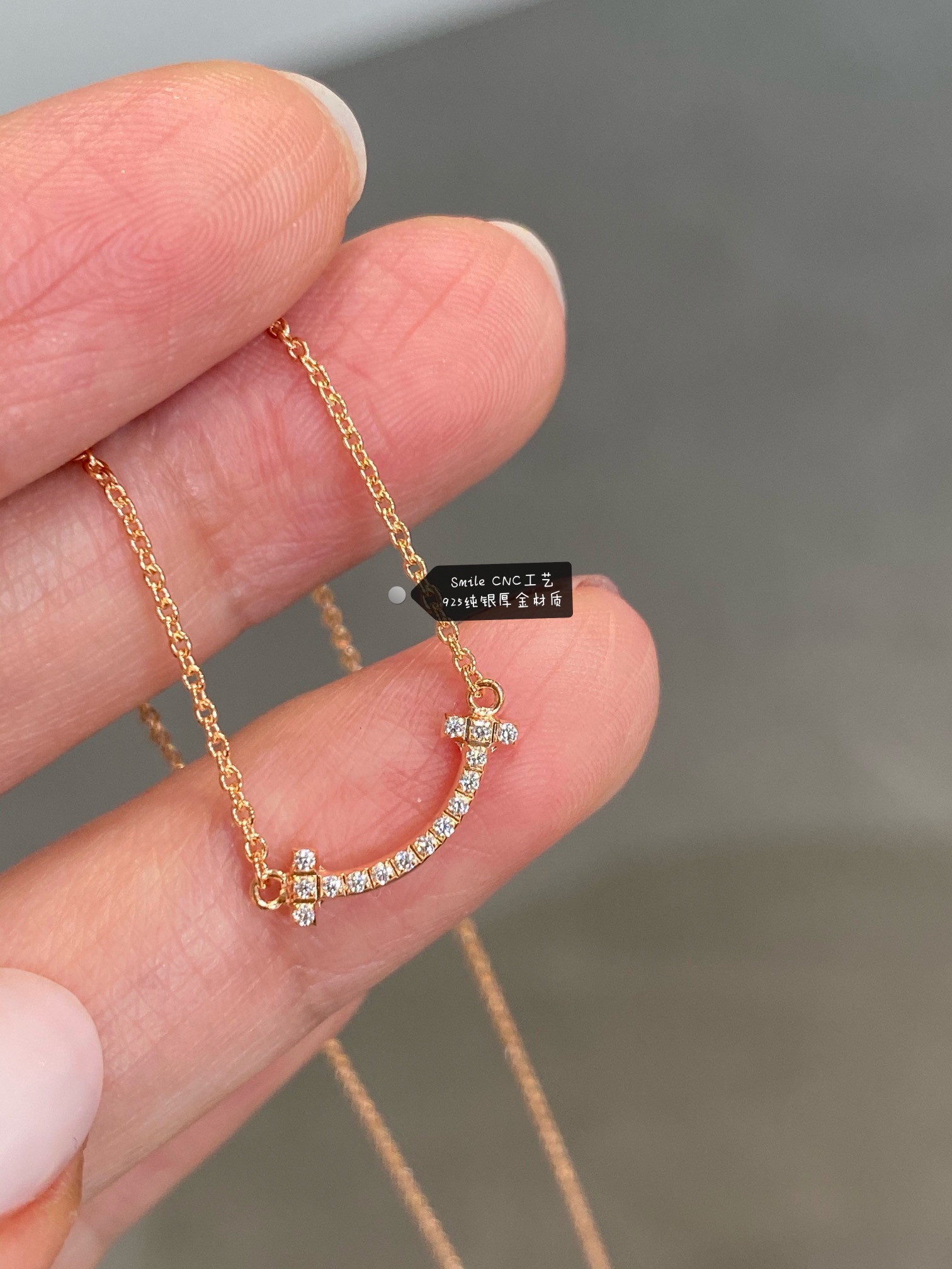 NO:633868,Smile Smile Necklace mini stone-set model, CNC motorcycle version, T series products we produce will be very exquisite, classic and versatile. In summer, you need such jewelry to match it to make yourself more refined. In terms of craftsmanship, the entire smile including the diamond grooves are CNC carved, and the diamonds are very clear. You can see several diamonds very clearly and the diamonds are micro-set by hand, so you don’t need to worry about the diamonds falling off~ Specifications Main piece 1.3cm, total length 41-45.5;  Unit price, necklace, Cartier high-end jewelry19860909Smile微笑项链 mini镶石款,CNC机车版,T系列我们出品都会很精致,经典百搭,夏季需要这样的饰品去搭配,让自己变得更精致,工艺上整个微笑包括钻槽都是CNC精雕出来的,钻之间都非常清晰,有几颗钻都看的非常清楚而且钻全手微镶,不需要担心掉钻的问题～ 规格主件1.3cm,全长41-45.5； 单价,,necklace,卡迪亚高端饰品,Jewelry