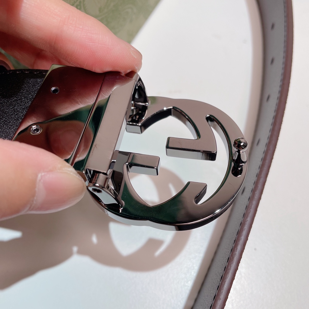 Gucci3.7高级人造帆布双面印花双面使用配旋转扣一侧为GucciSignature皮革反面一侧为单色