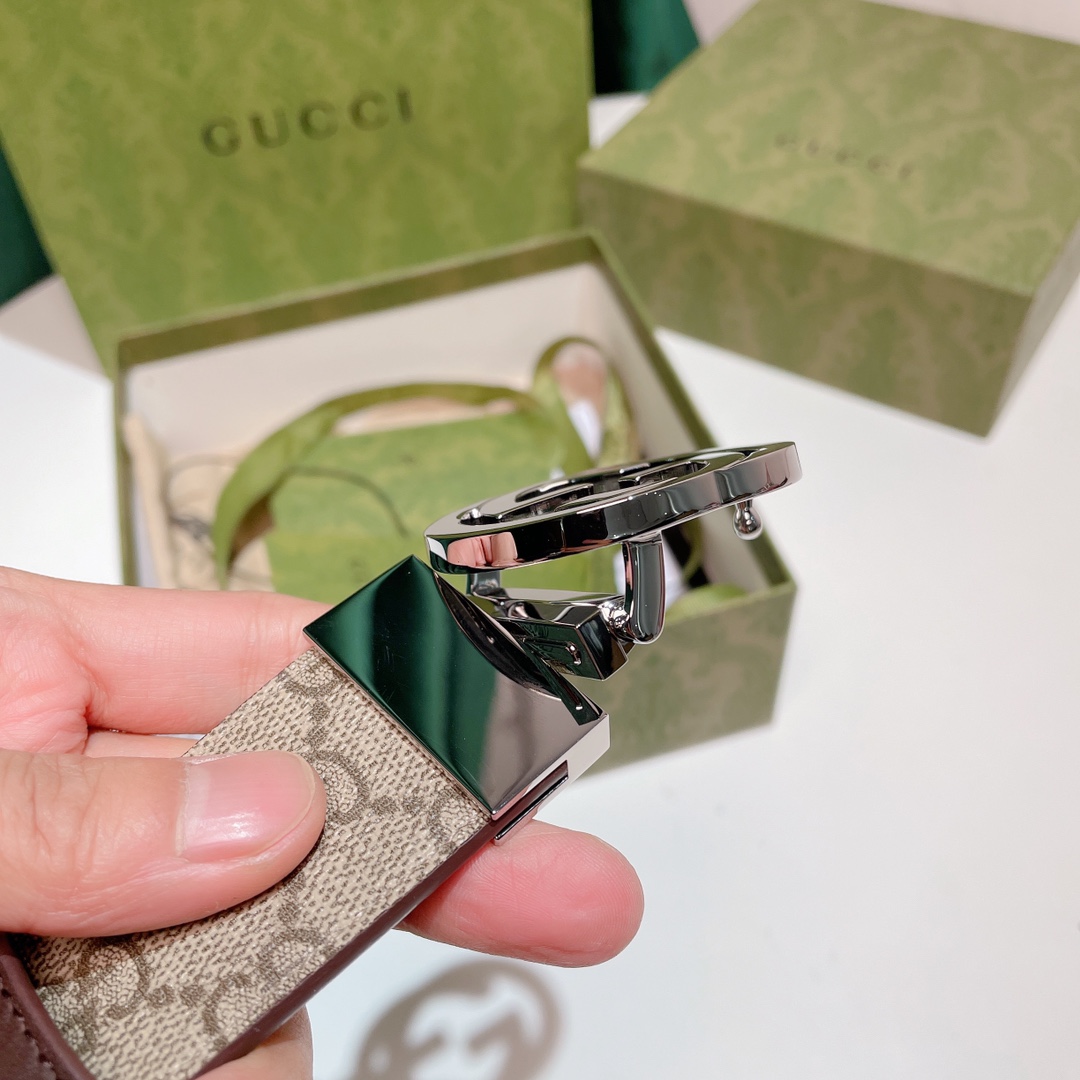 Gucci3.7高级人造帆布双面印花双面使用配旋转扣一侧为GucciSignature皮革反面一侧为单色