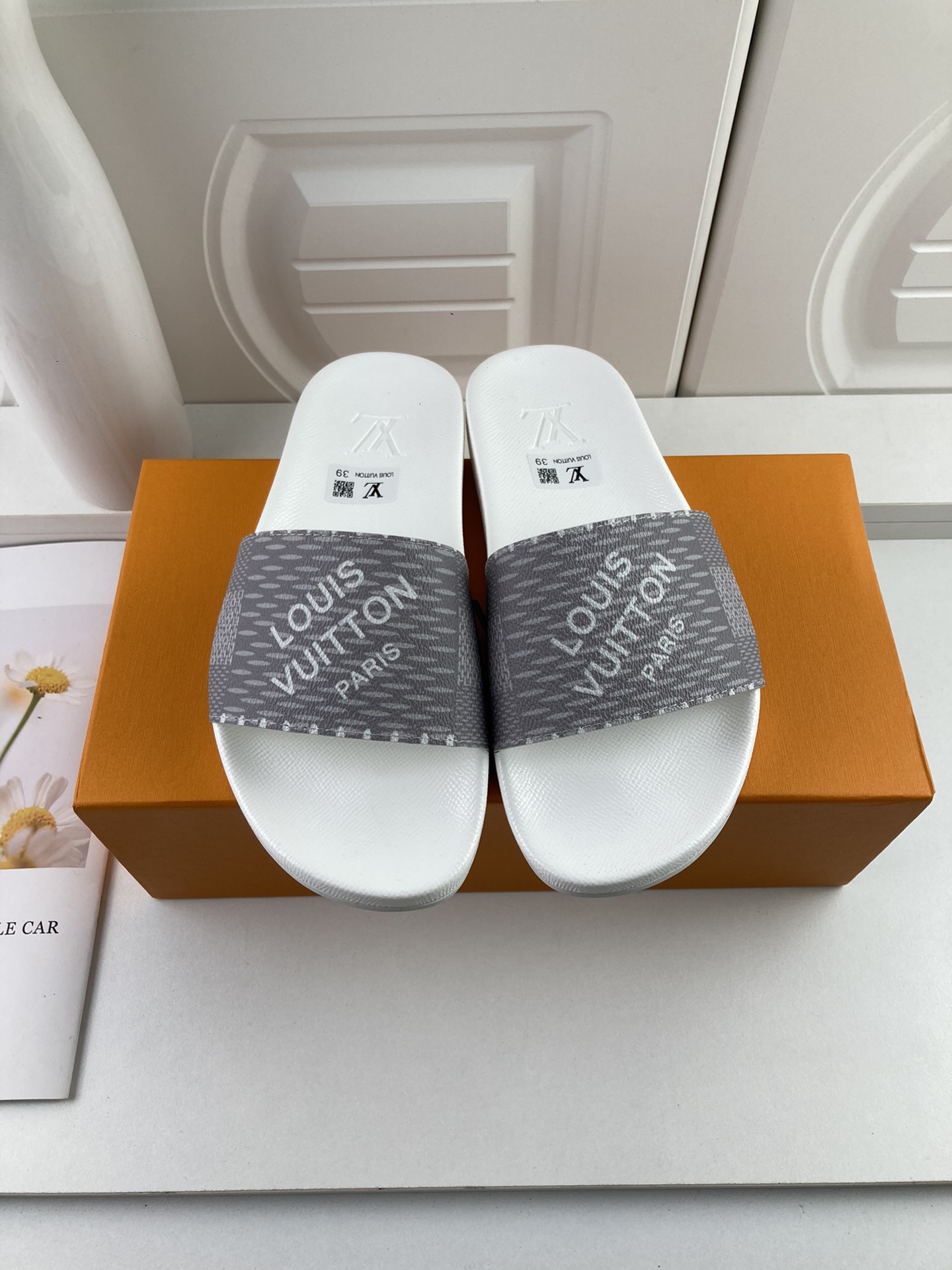 NO:244211,100 can be made in high-end version [LOUIS VUITON] Louis Vuitton couple slippers, original 1.1 custom made, classic counter. Shoe height and temperature are accompanied by logo, and the outsole counter is not missed. This slipper counter is very popular. The materials are made according to the counter. Multiple colors are available, so you can customize it in the picture. Size: Women's model 35/36/37/38/39/40/41/42 Men's model 38/39/40/41/42/43/44/45/46, slippers, louis vuitton, louis vuitton, slippers19860909100可以做高版本【LOUIS VUITON】路易威登情侣拖鞋,原版1.1订做,专柜经典款. 鞋身高温附带logo,大底专柜附带logo ,任何细节都不错过 这款拖鞋专柜特别热卖 材质都按照专柜同步制作. 颜色多色可选,来图定制 size:女款35/36/37/38/39/40/41/42 男款38/39/40/41/42/43/44/45/46,拖鞋,louis vuitton,louis vuitton,slippers,Women's Shoes