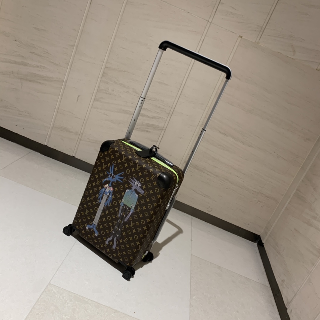 Maleta Horizon nueva versión de 55 cm fabricada en lona Monogram, adornada con dos parches bordados con personajes de d…