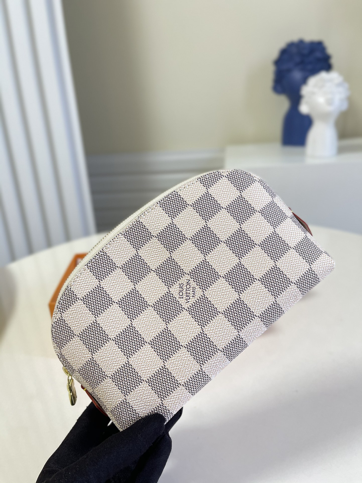 NO:396954,【Exclusive real photo M47515 white grid】This Damier canvas makeup bag is made of zippered and closed, making it easy to carry and convenient to carry and hold cosmetics, and has a patch pocket that can hold a mirror.-Damier canvas fabric, equipped with washable fabric lining-Golden metal accessories-Zippered and closed-built patch pocket-washable fabric lining-size17*6*12 C.,LV [original leather],louis vuitton,cosmetic bags & cases19860909【独家实拍 M47515白格】这款 Damier 帆布化妆包以拉链开合,取放化妆品轻松方便,设有一个可放镜子的贴袋.-Damier帆布面料,配有可水洗织物内衬-金色金属配件-拉链开合-内置贴袋-可水洗织物内衬-size17*6*12 C.,LV【原厂皮】,louis vuitton,cosmetic bags & cases,Bag