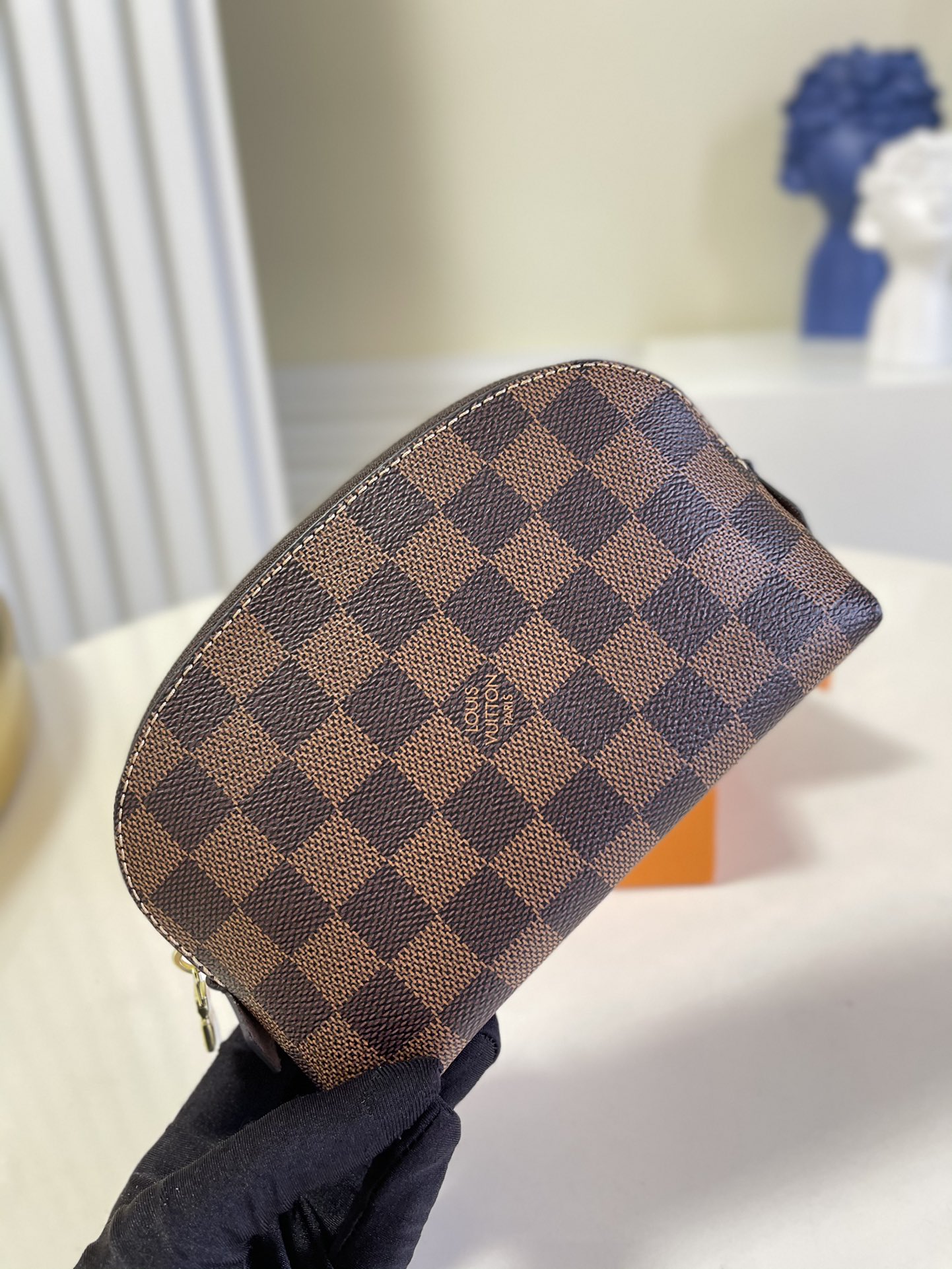 NO:396957,【Exclusive real photo M47515 Kag】This Damier canvas makeup bag is made of zippered and closed, making it easy to carry and convenient to carry and contains a patch bag that can hold a mirror.-Damier canvas fabric, equipped with washable fabric lining-Golden metal accessories-Zippered and closed-built patch bag-washable fabric lining-size17*6*12 C.,LV [original leather],louis vuitton,cosmetic bags & cases19860909【独家实拍 M47515咖格】这款 Damier 帆布化妆包以拉链开合,取放化妆品轻松方便,设有一个可放镜子的贴袋.-Damier帆布面料,配有可水洗织物内衬-金色金属配件-拉链开合-内置贴袋-可水洗织物内衬-size17*6*12 C.,LV【原厂皮】,louis vuitton,cosmetic bags & cases,Bag