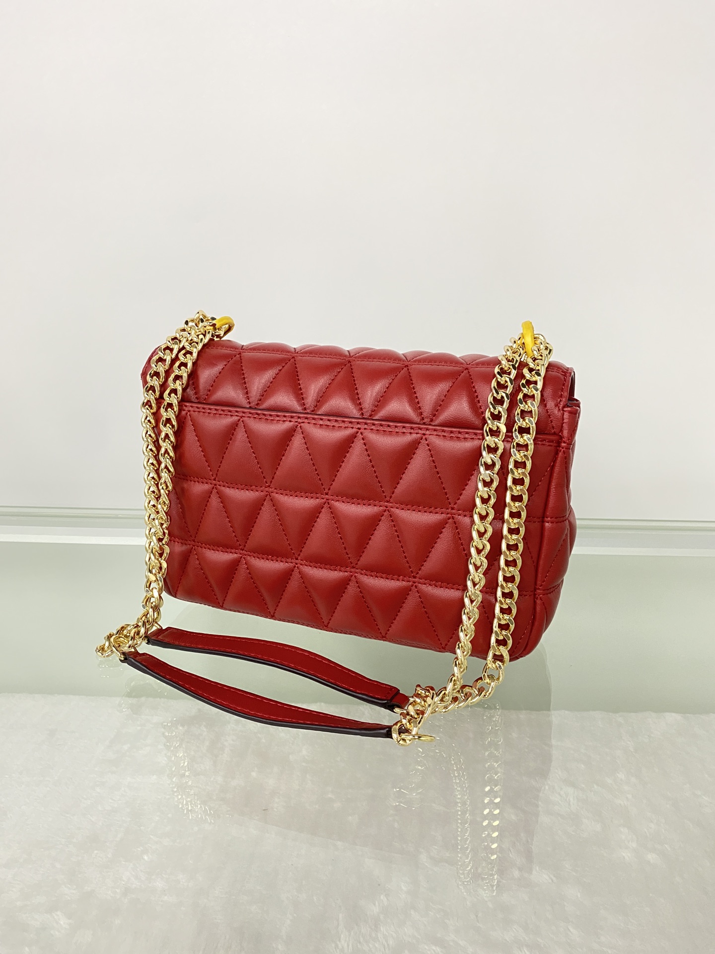 Michael Kors 菱格羊皮中号樱桃红 mk羊皮链条包 Sloan 系列新品 柔软细腻的羊皮 独具匠心的新锁扣