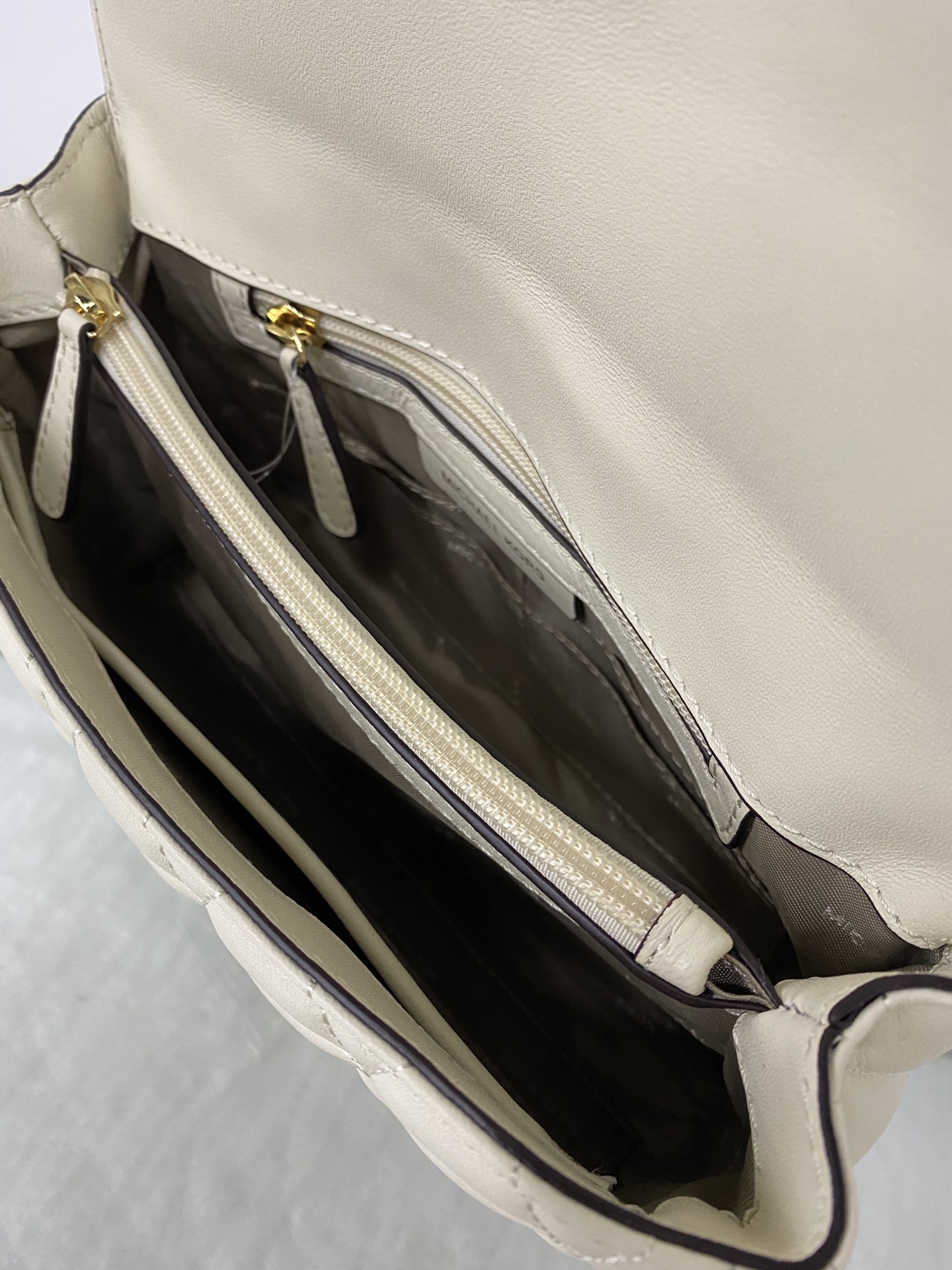 Michael Kors 菱格羊皮奶白中号 mk羊皮链条包 Sloan 系列新品 柔软细腻的羊皮 独具匠心的新锁扣