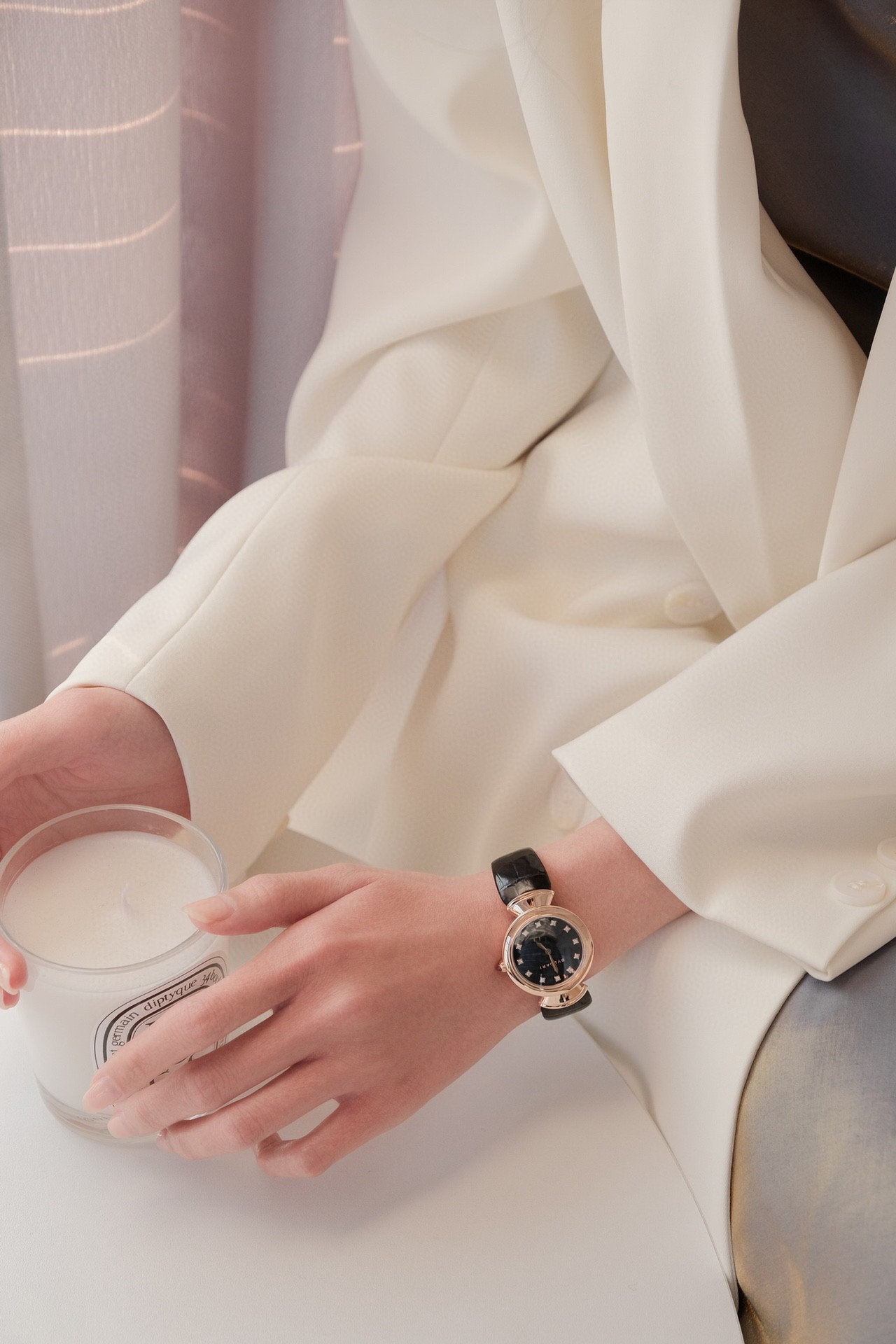 Bvlgari 宝格丽推出的DIVAS’ DREAM女士石英腕表 DIVAS’ DREAM腕表神秘的黑色表盘与 别致的扇形图案相融合