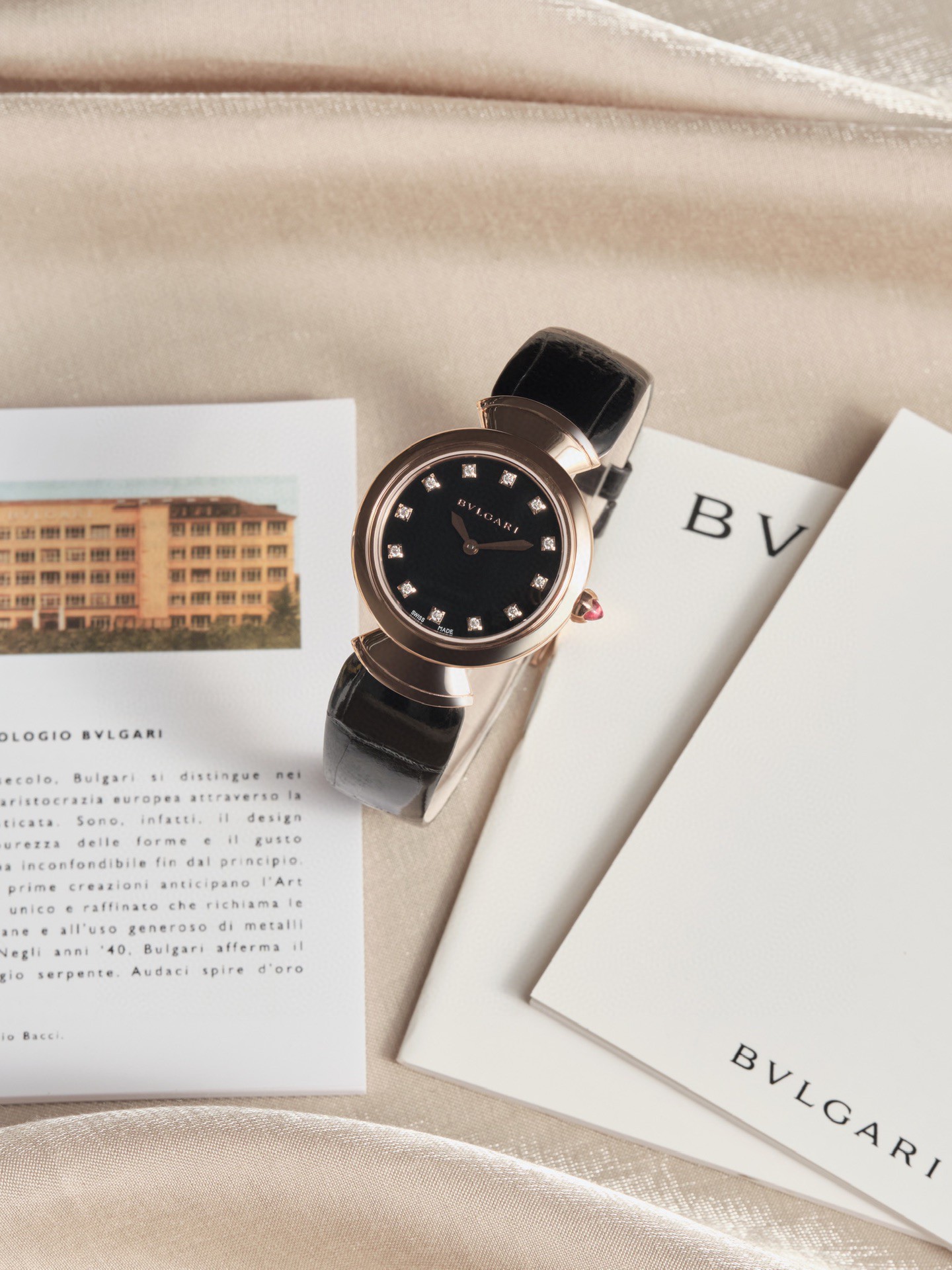 Bvlgari 宝格丽推出的DIVAS’ DREAM女士石英腕表 DIVAS’ DREAM腕表神秘的黑色表盘与 别致的扇形图案相融合