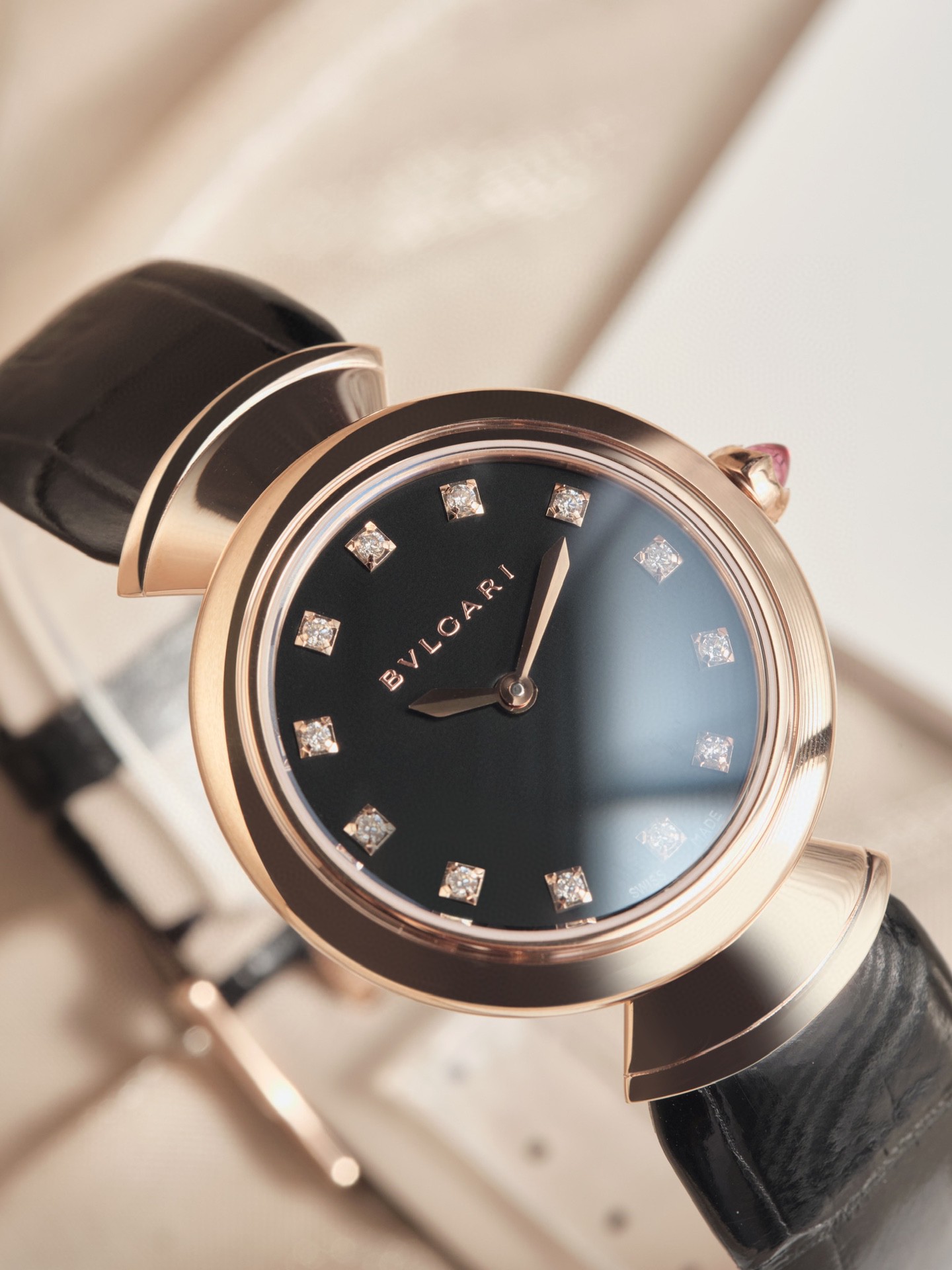 Bvlgari 宝格丽推出的DIVAS’ DREAM女士石英腕表 DIVAS’ DREAM腕表神秘的黑色表盘与 别致的扇形图案相融合