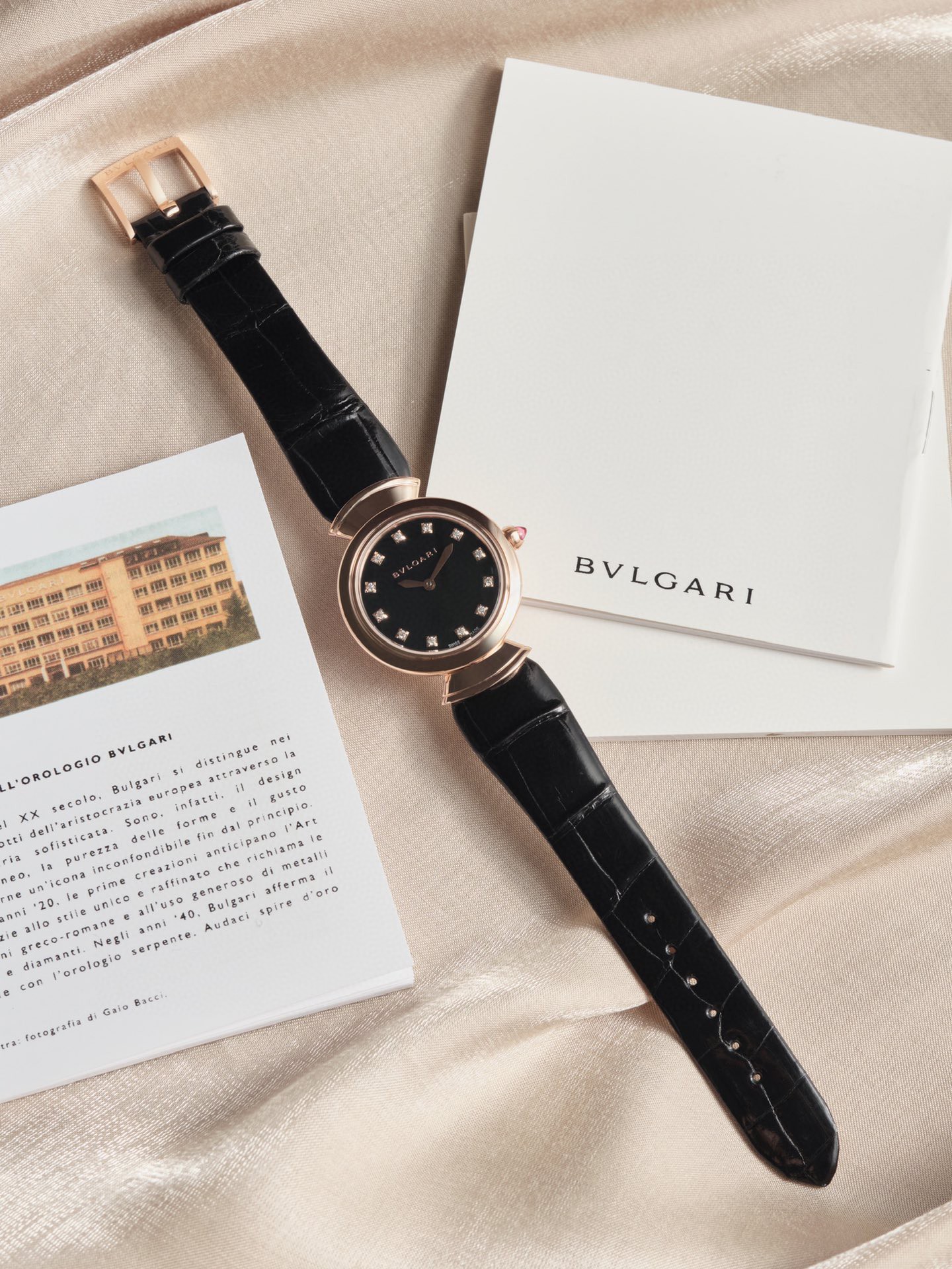 Bvlgari 宝格丽推出的DIVAS’ DREAM女士石英腕表 DIVAS’ DREAM腕表神秘的黑色表盘与 别致的扇形图案相融合