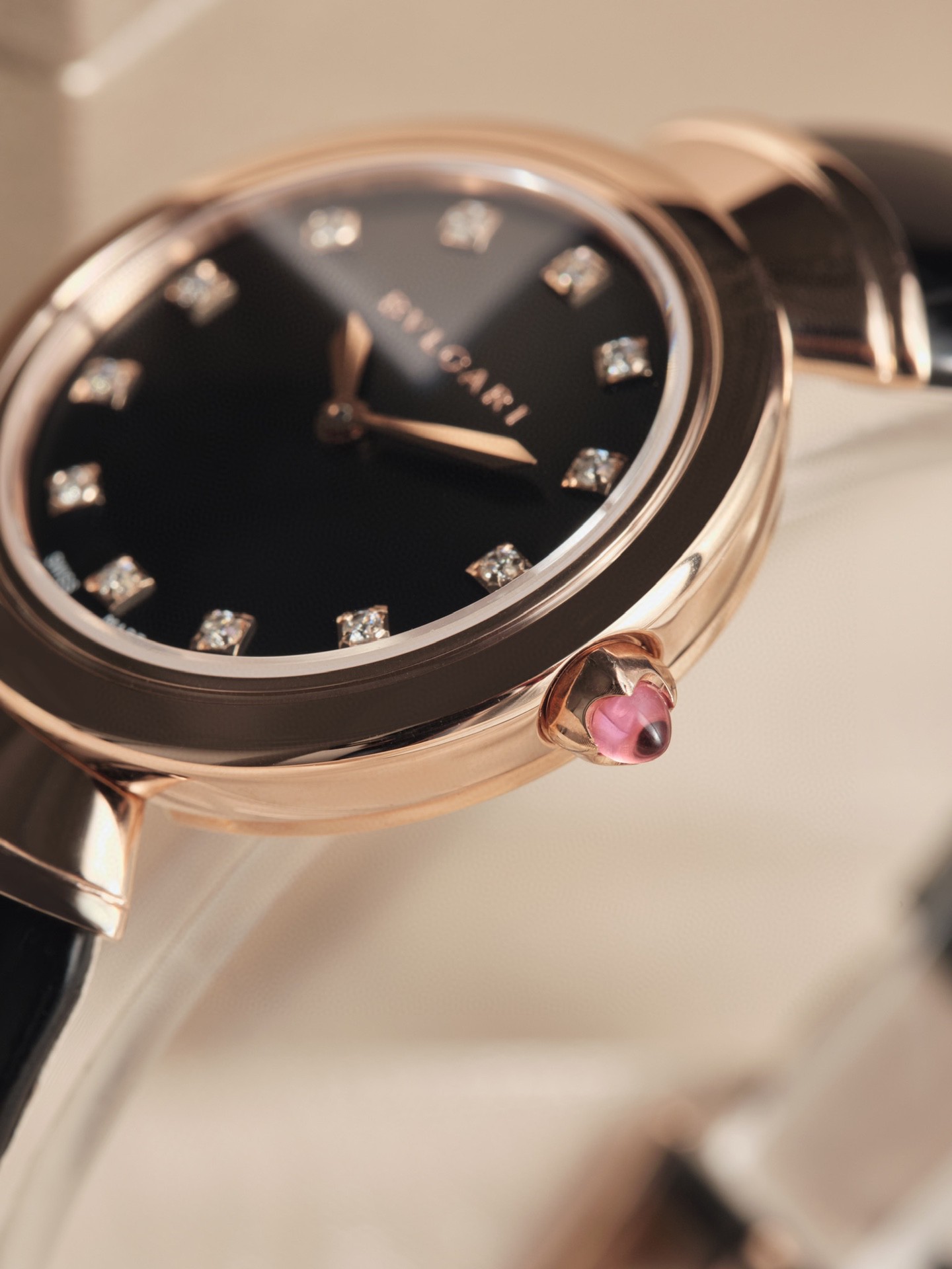 Bvlgari 宝格丽推出的DIVAS’ DREAM女士石英腕表 DIVAS’ DREAM腕表神秘的黑色表盘与 别致的扇形图案相融合