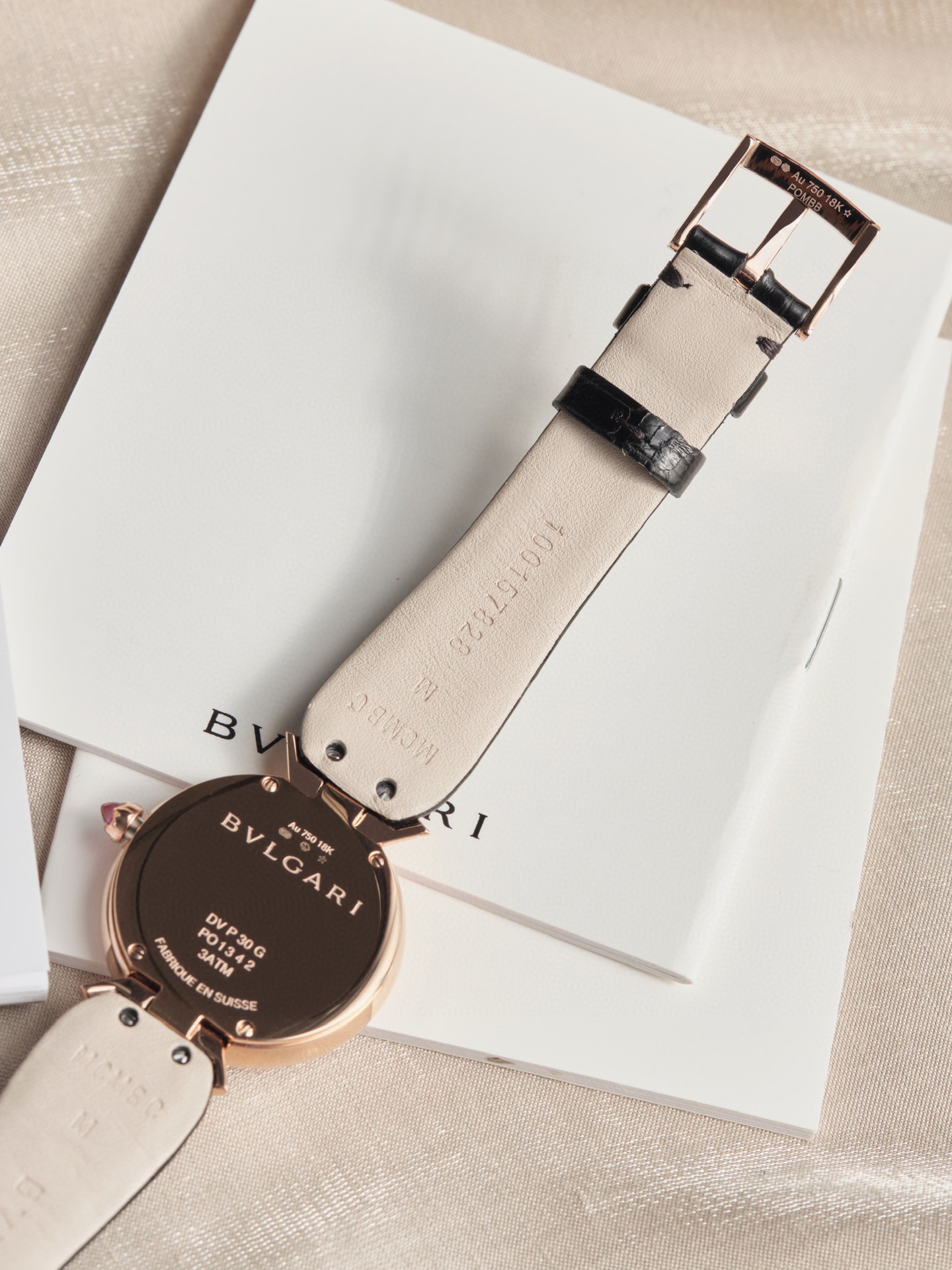 Bvlgari 宝格丽推出的DIVAS’ DREAM女士石英腕表 DIVAS’ DREAM腕表神秘的黑色表盘与 别致的扇形图案相融合