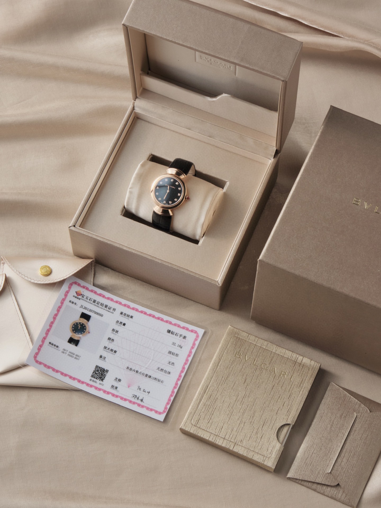 Bvlgari 宝格丽推出的DIVAS’ DREAM女士石英腕表 DIVAS’ DREAM腕表神秘的黑色表盘与 别致的扇形图案相融合