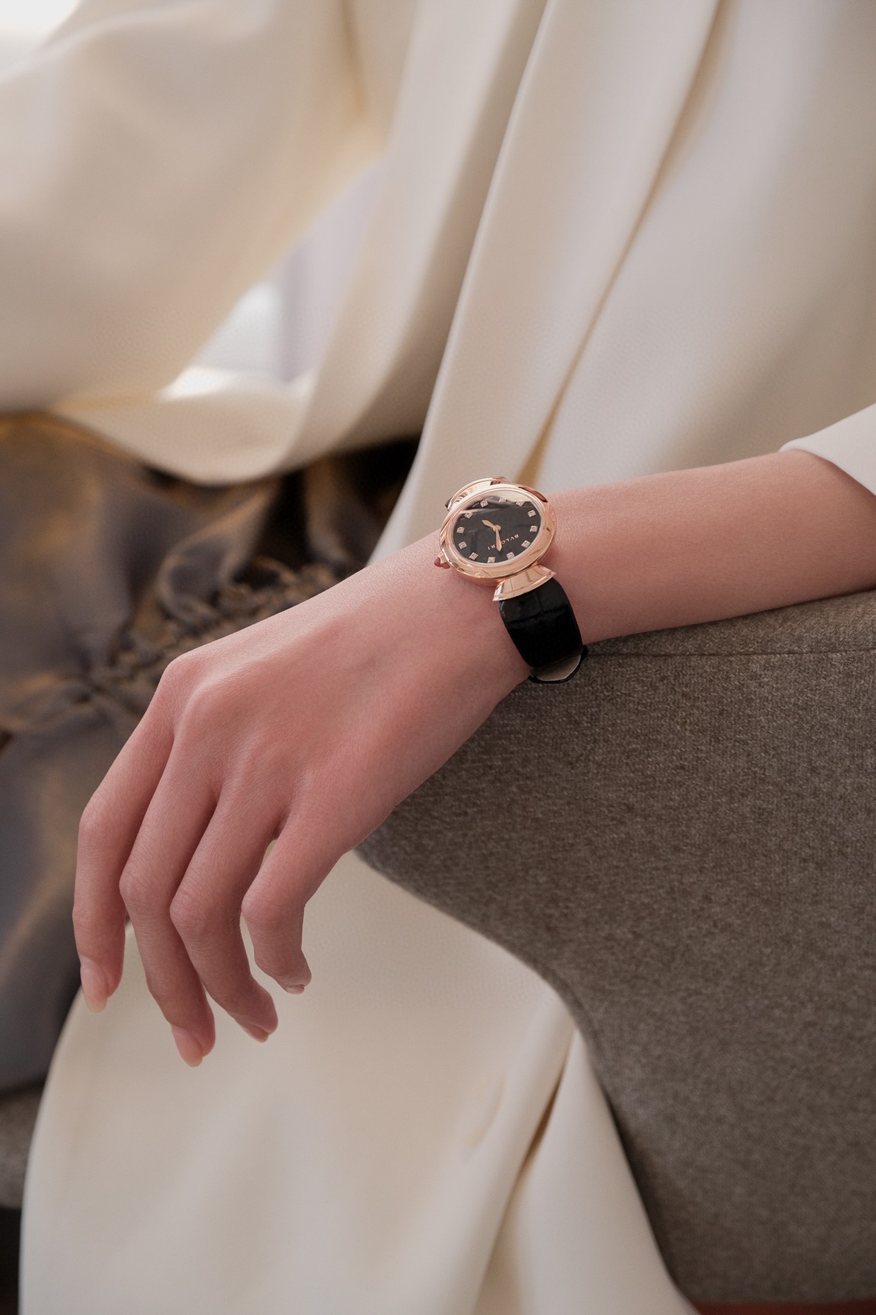 Bvlgari 宝格丽推出的DIVAS’ DREAM女士石英腕表 DIVAS’ DREAM腕表神秘的黑色表盘与 别致的扇形图案相融合