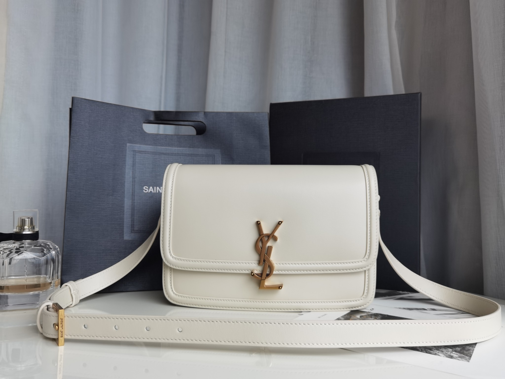 NO:176174,Genuine grade original leather ZP original leather milky white IT BAG_ Must be popular, it has captured the entire fashion circle before it was launched. It is nostalgic for Left Bank, inspired by the name of Rue De Solferino, the street name of Left Bank in Paris!  The bag uses original fine toothpick pattern Box cowhide, which feels and the flexibility of the leather surface are very good!  The inner three-layer organ partition is designed to easily accommodate daily necessities. The newly designed 