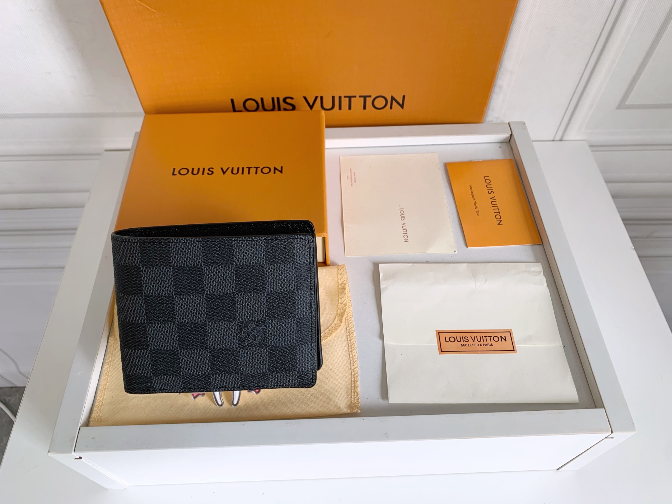 ルイ・ヴィトン ダミエ グラフィット 短財布 内相册付き