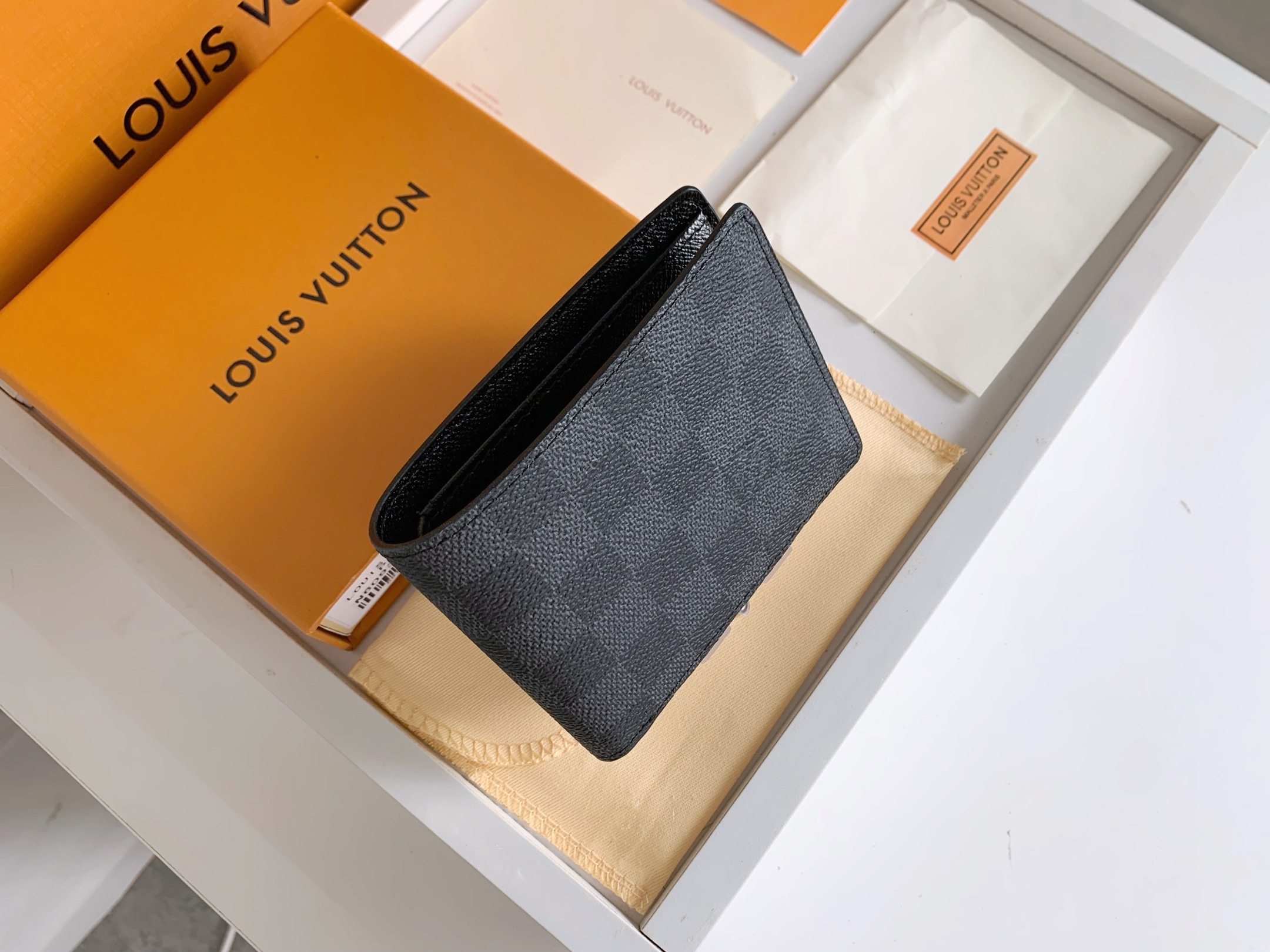 ルイ・ヴィトン ダミエ グラフィット 短財布 内相册付き