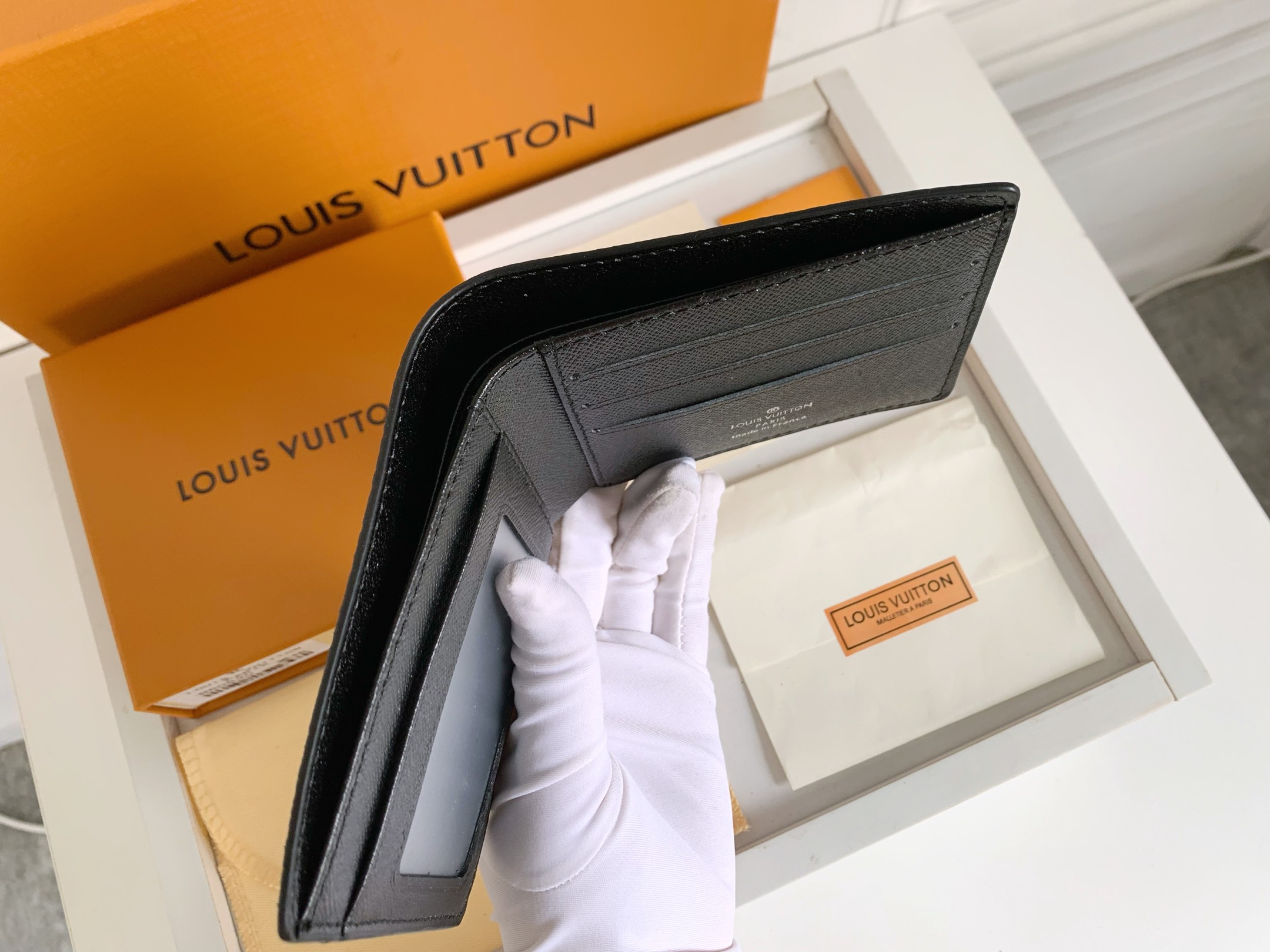 ルイ・ヴィトン ダミエ グラフィット 短財布 内相册付き