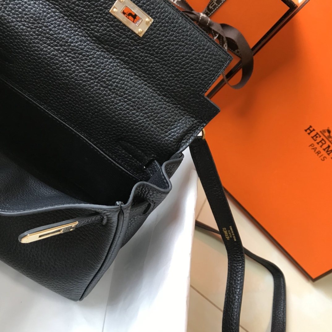 Hermès 专柜款经典手袋 9