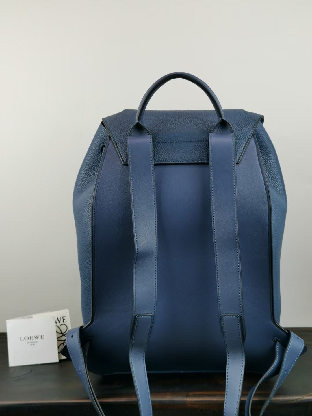 LOEWE 329粒面牛皮革抽绳背包，Anagram压纹设计