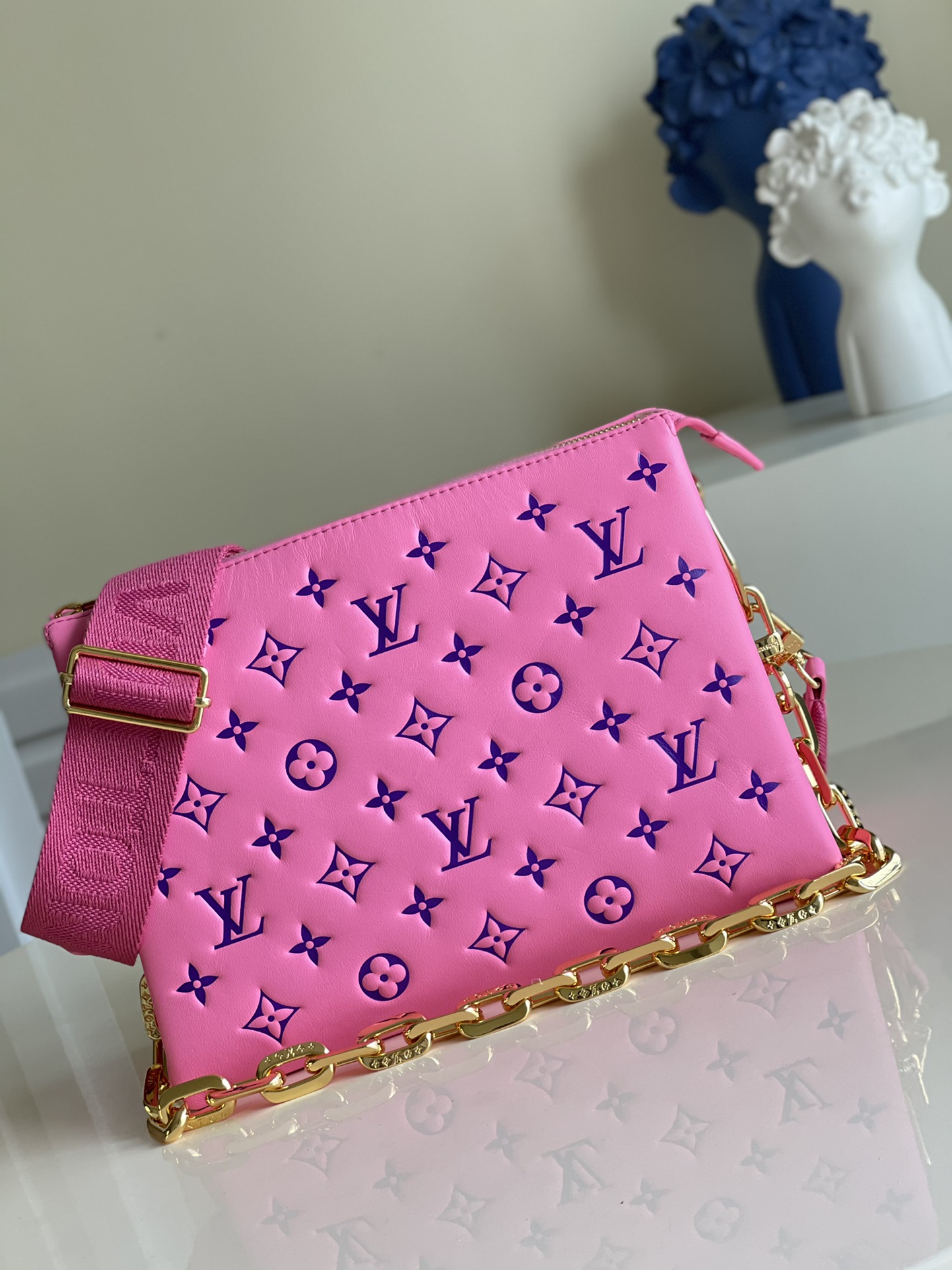 NO:397024,【Exclusive real photo M58628 peach red】M57790 This Coussin small handbag comes from the Vuittamins capsule series, embellishing the rough chain of fluffy sheepskin, expressing the Nicolas Ghesquière interpretation of confidence and joy in bright colors. It can be used for strap crossbody or as a chain bag, or can be carried under the armpit. Size 26 x 20 x 12 cm y.,LV [original leather],louis vuitton,sheepskin19860909【独家实拍M58628桃红】M57790 本款 Coussin 小号手袋出自 Vuittamins 胶囊系列,为蓬松绵羊皮点缀粗犷链条,以鲜明色彩道出 Nicolas Ghesquière 对自信欢悦的解读.可利用肩带斜挎或作为链条法棍包,亦可携于腋下.尺寸26 x 20 x 12 厘米 y.,LV【原厂皮】,louis vuitton,sheepskin,Bag