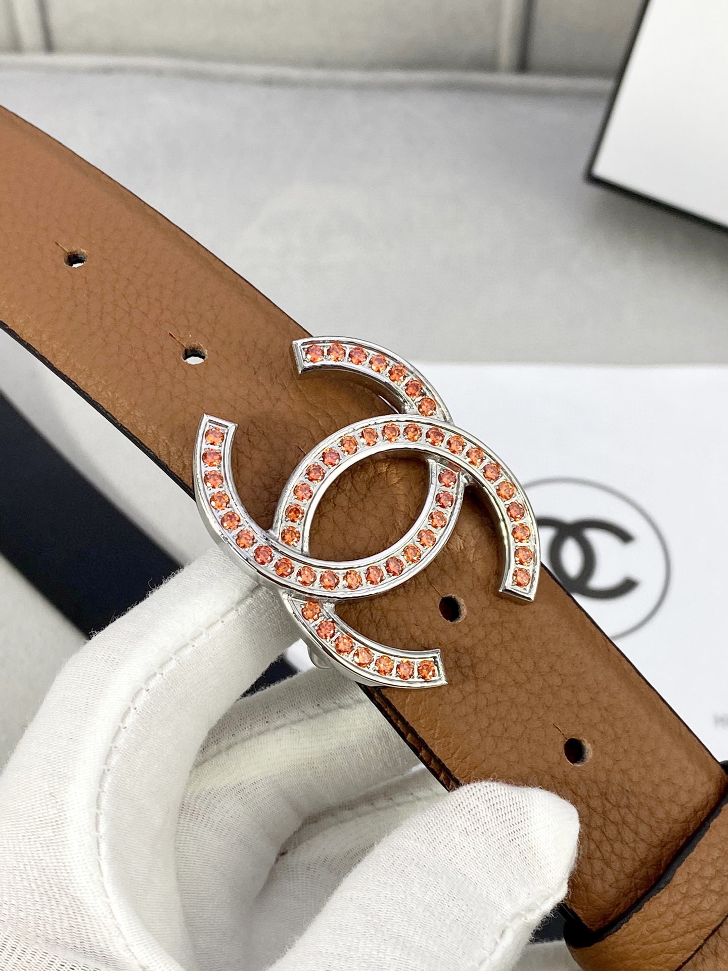 Chanel 荔枝纹牛皮ベルト 金銀色の镶钻钢扣