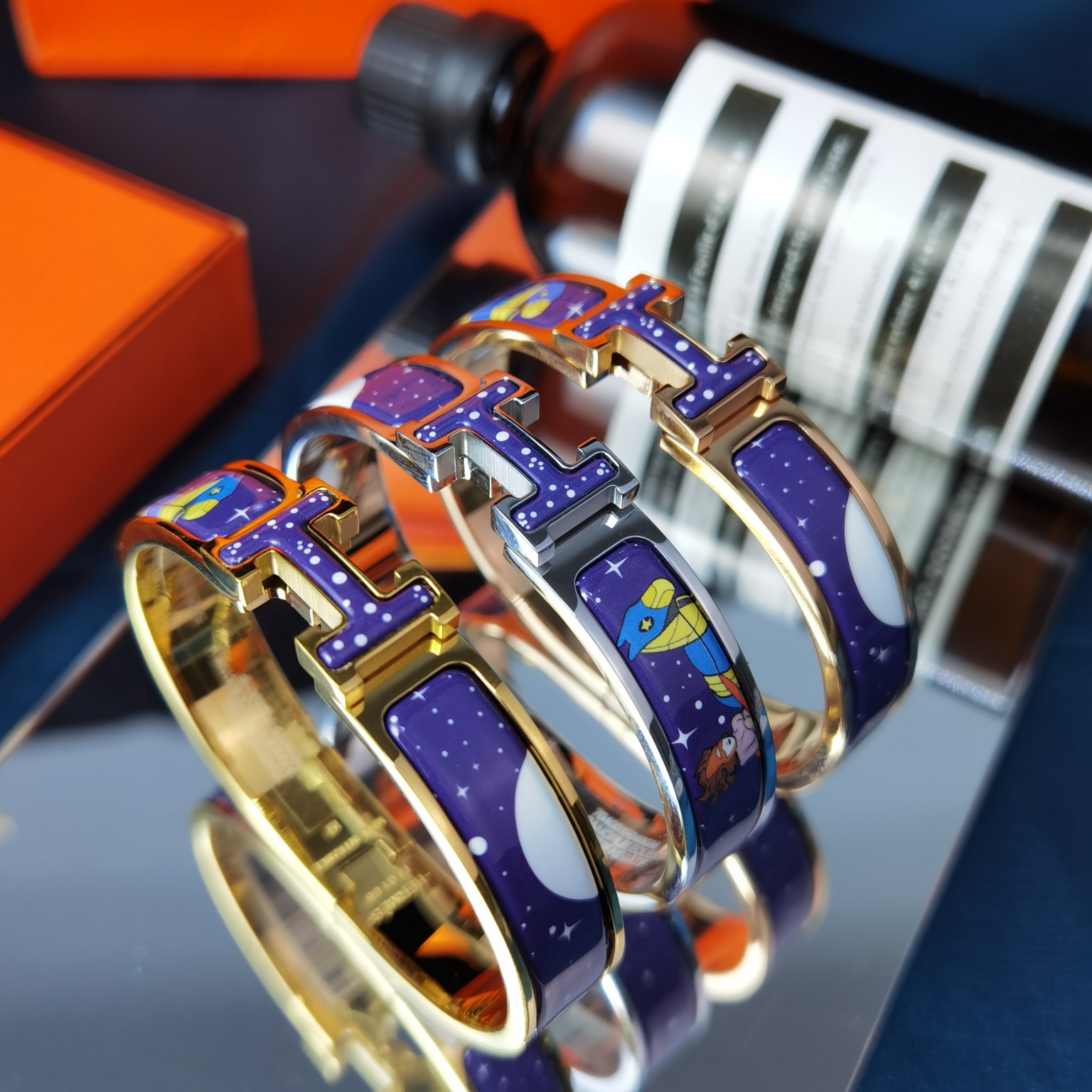 Pulsera Hermes Clic H Esmalte Dorado con Diseño Estelar Unisex 3 a1622651431831 3120