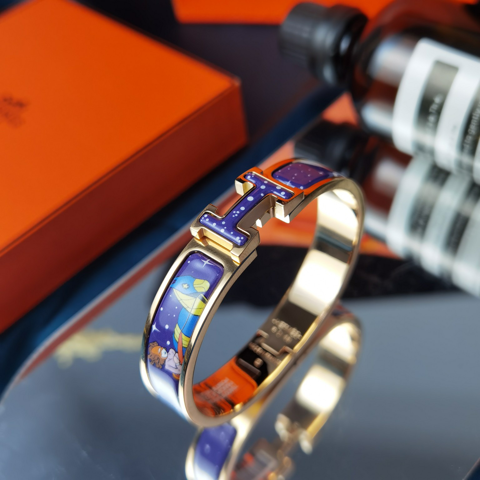 Pulsera Hermes Clic H Esmalte Dorado con Diseño Estelar Unisex 8 a1622651432272 8471